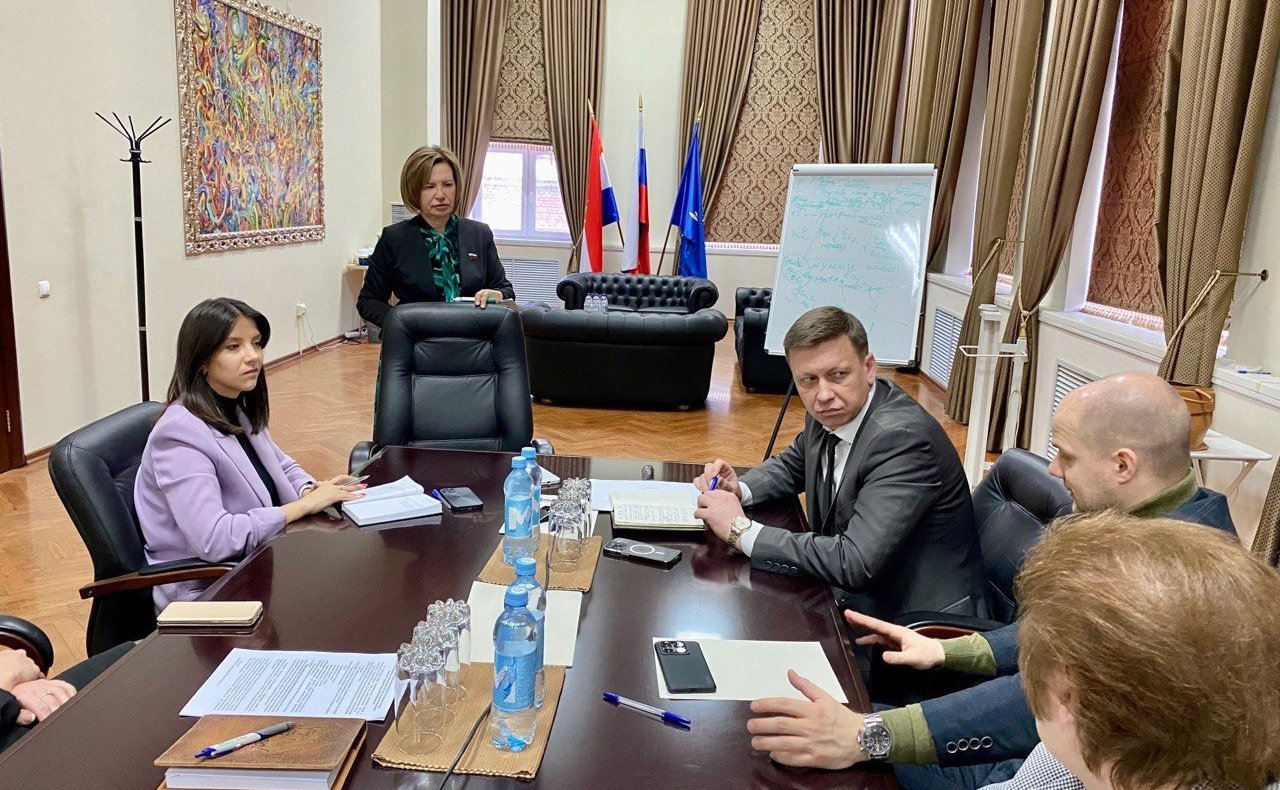 Марина Сидухина провела совещание в городе Новокуйбышевске, на котором обсуждалась реализация обновленного алгоритма межведомственного взаимодействия городских служб по вопросам оказания помощи ветеранам СВО и их семьям