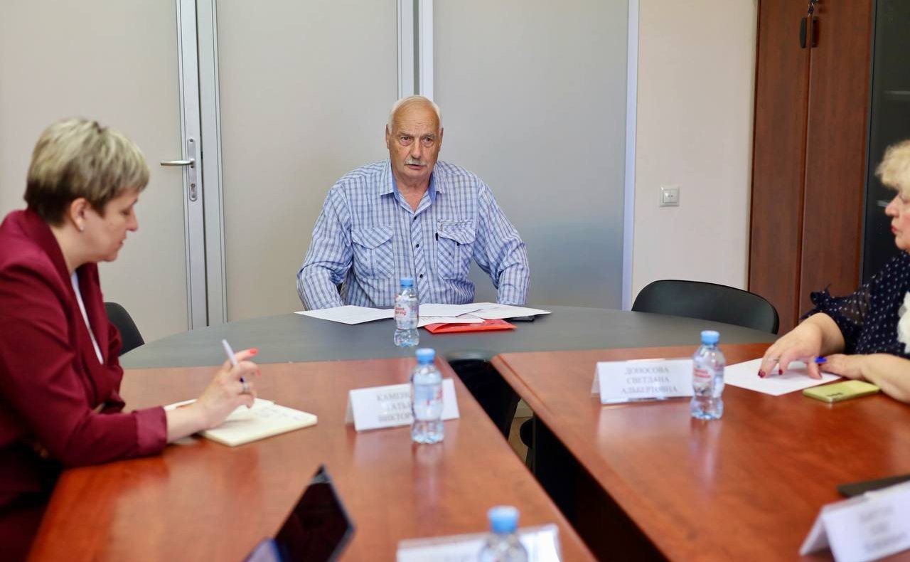 Александр Савин провел прием граждан в канун Дня России