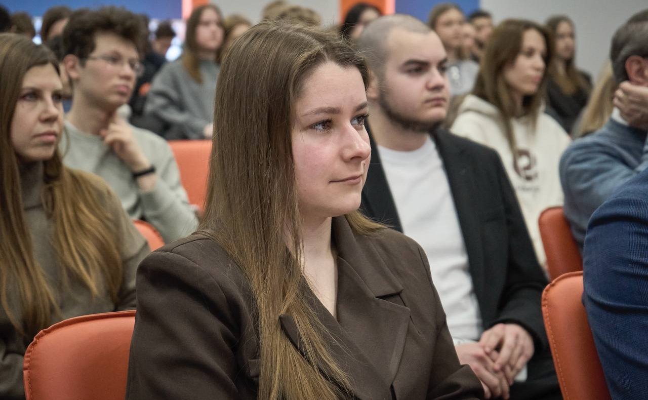 Марина Сидухина провела парламентский диалог со студентами