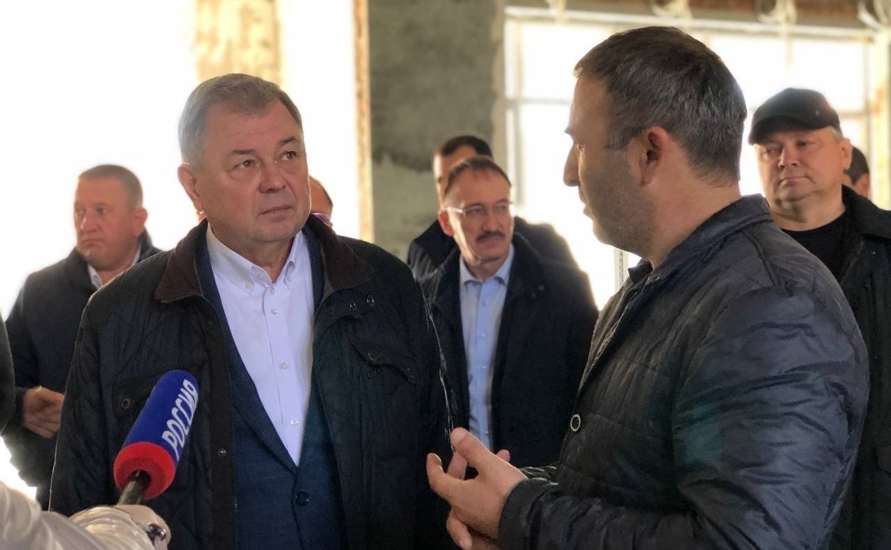 Анатолий Артамонов посетил строительные площадки нескольких социально-значимых объектов Кисловодска