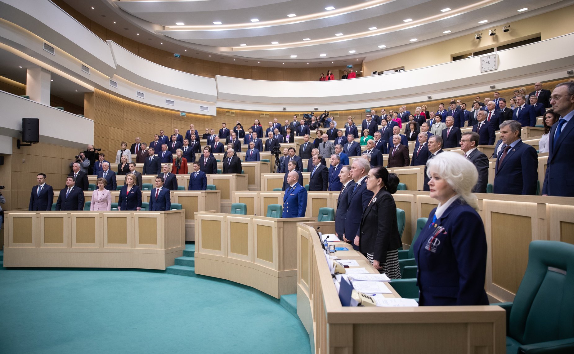 Сенаторы слушают гимн России перед началом 454-го заседания Совета Федерации