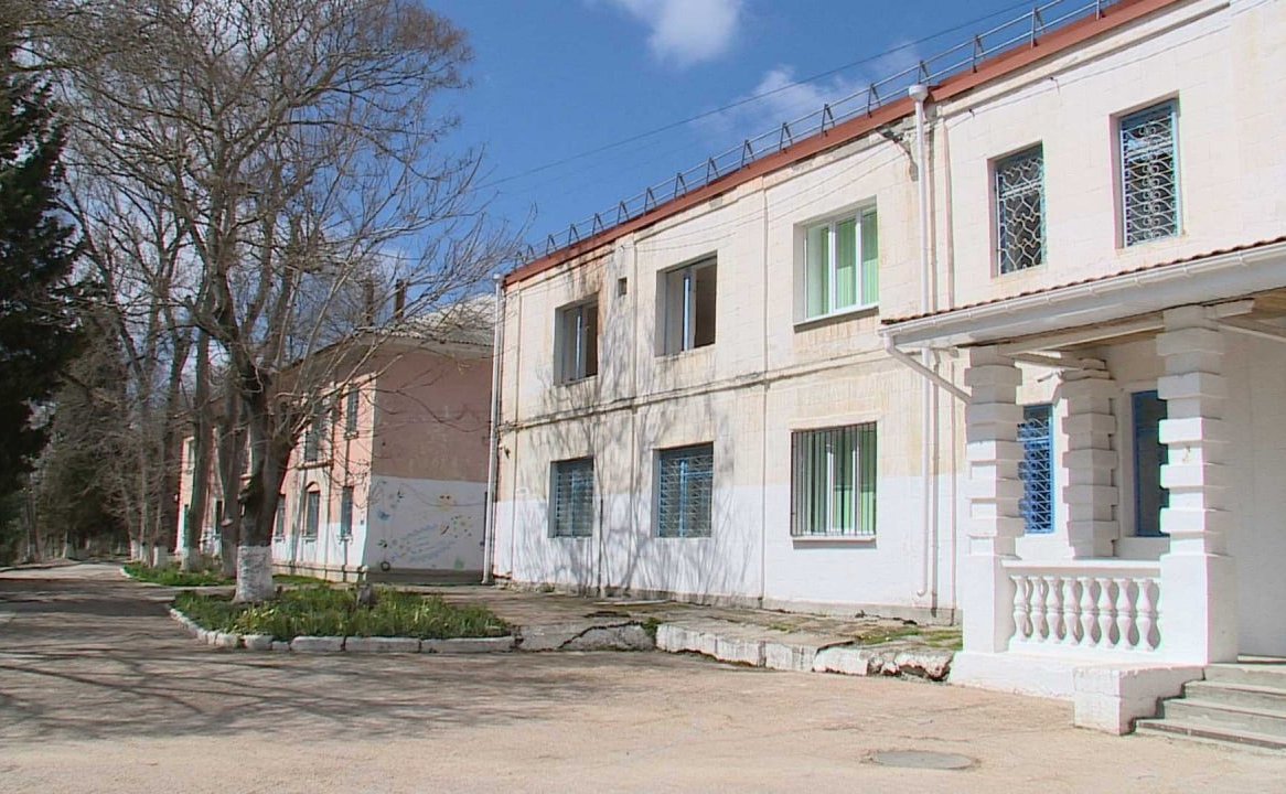 Екатерина Алтабаева в ходе работы в регионе посетила школу-интернат №6, где приняла участие в церемонии начала строительно-монтажных работ