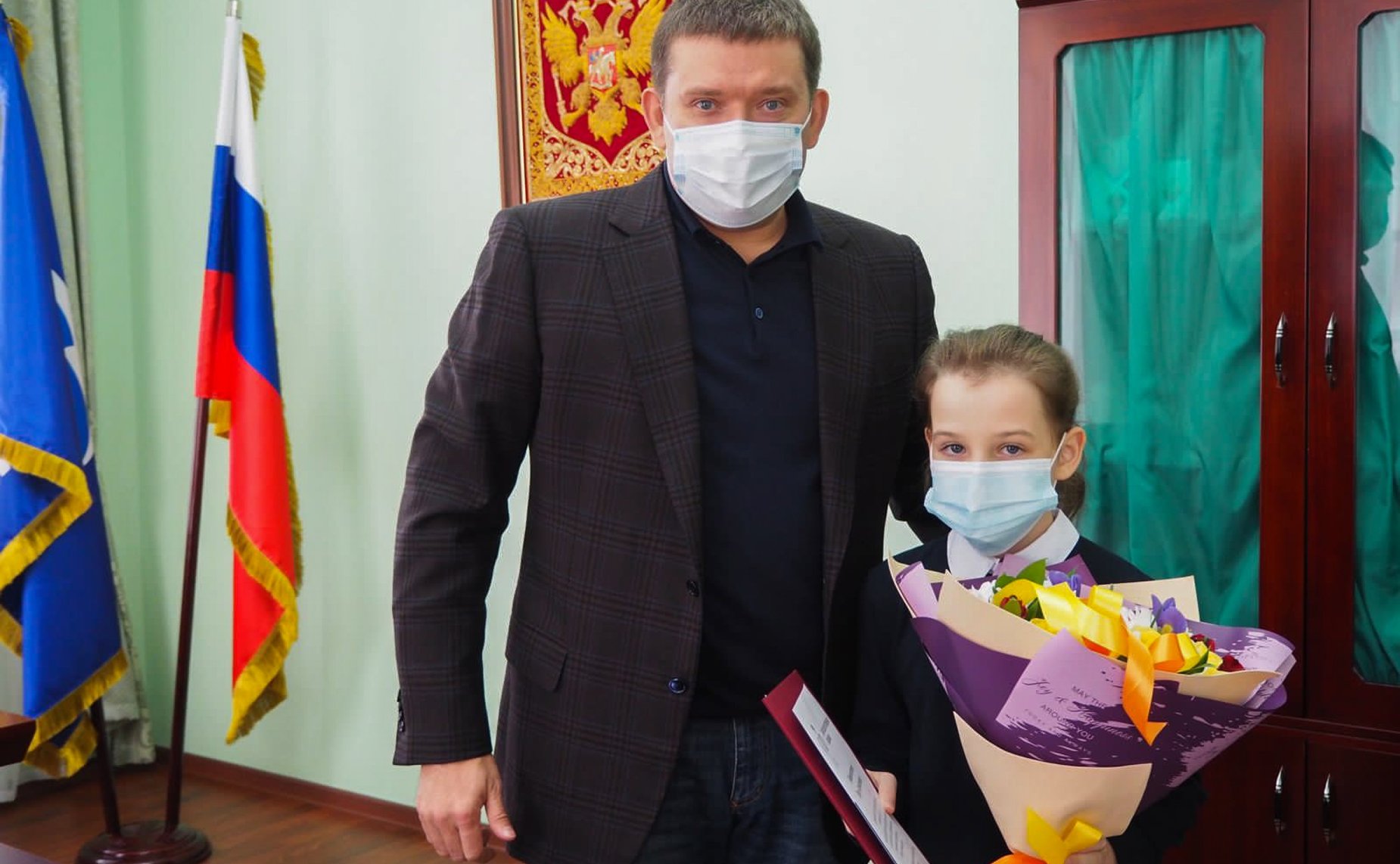 Николай Журавлев вручил благодарственные письма ребятам-победителям Всероссийской детской школы-конкурса «Портрет твоего края»