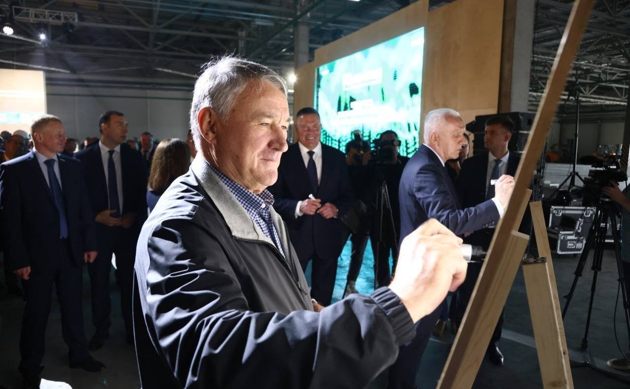 Заместитель Председателя Совета Федерации Юрий Воробьев в ходе поездки в регион принял участие в открытии фанерного завода в поселке Вохтога Грязовецкого муниципального округа