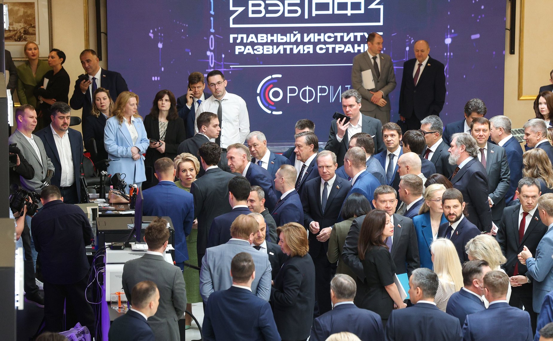 Валентина Матвиенко и Игорь Шувалов осмотрели выставку проектов, получивших поддержку институтов развития ВЭБ.РФ