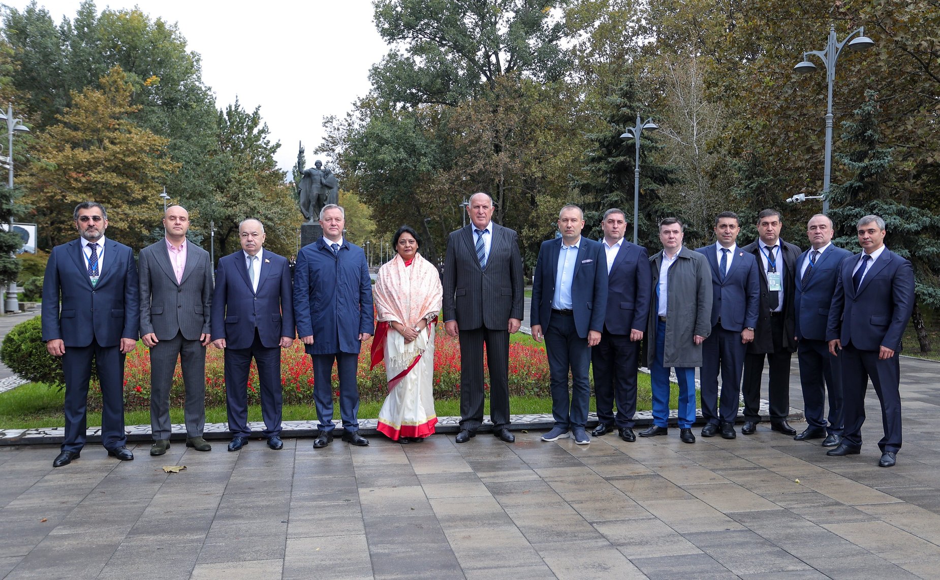 Сенаторы РФ возложили цветы к мемориалу Воину-освободителю в парке им. Ленинского комсомола в Махачкале (фото пресс-служба Министерства экономики и территориального развития Республики Дагестан)