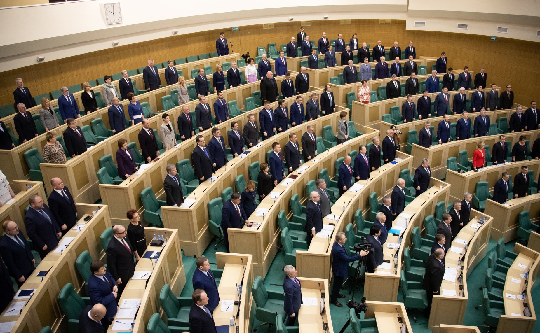 Сенаторы слушают гимн России перед началом 478-го заседания Совета Федерации