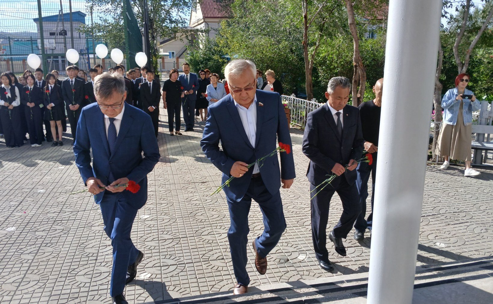 Баир Жамсуев в Агинской средней школе № 2 принял участие в митинге памяти Даримы Аликовой-Базаровой — выпускницы этой школы, работавшей учителем истории в Беслане