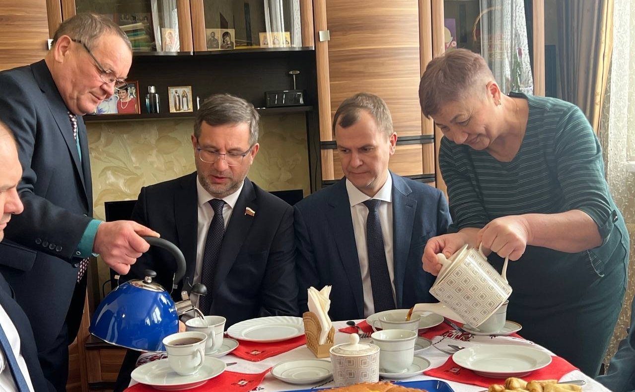 Николай Владимиров поздравил супругов Карповых, которые живут в поселке Сосновка города Чебоксары