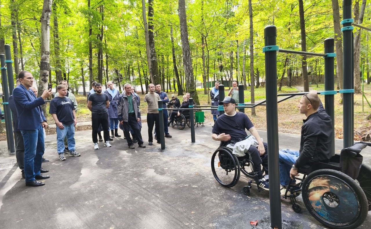 Андрей Хапочкин выступил инициатором проекта создания инклюзивной спортивной площадки для раненых бойцов, проходящих лечение в госпитале им. Н. Н. Бурденко