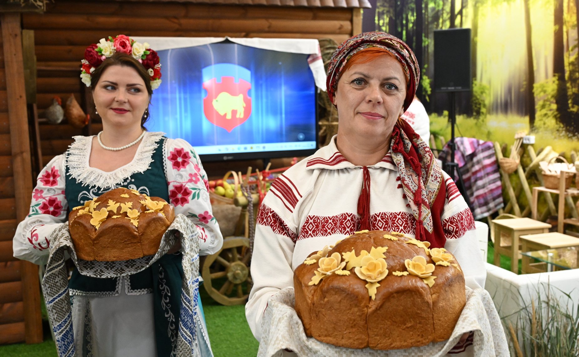 Валентина Матвиенко и Наталья Кочанова ознакомились с экспозицией выставки-ярмарки регионов России и Беларуси
