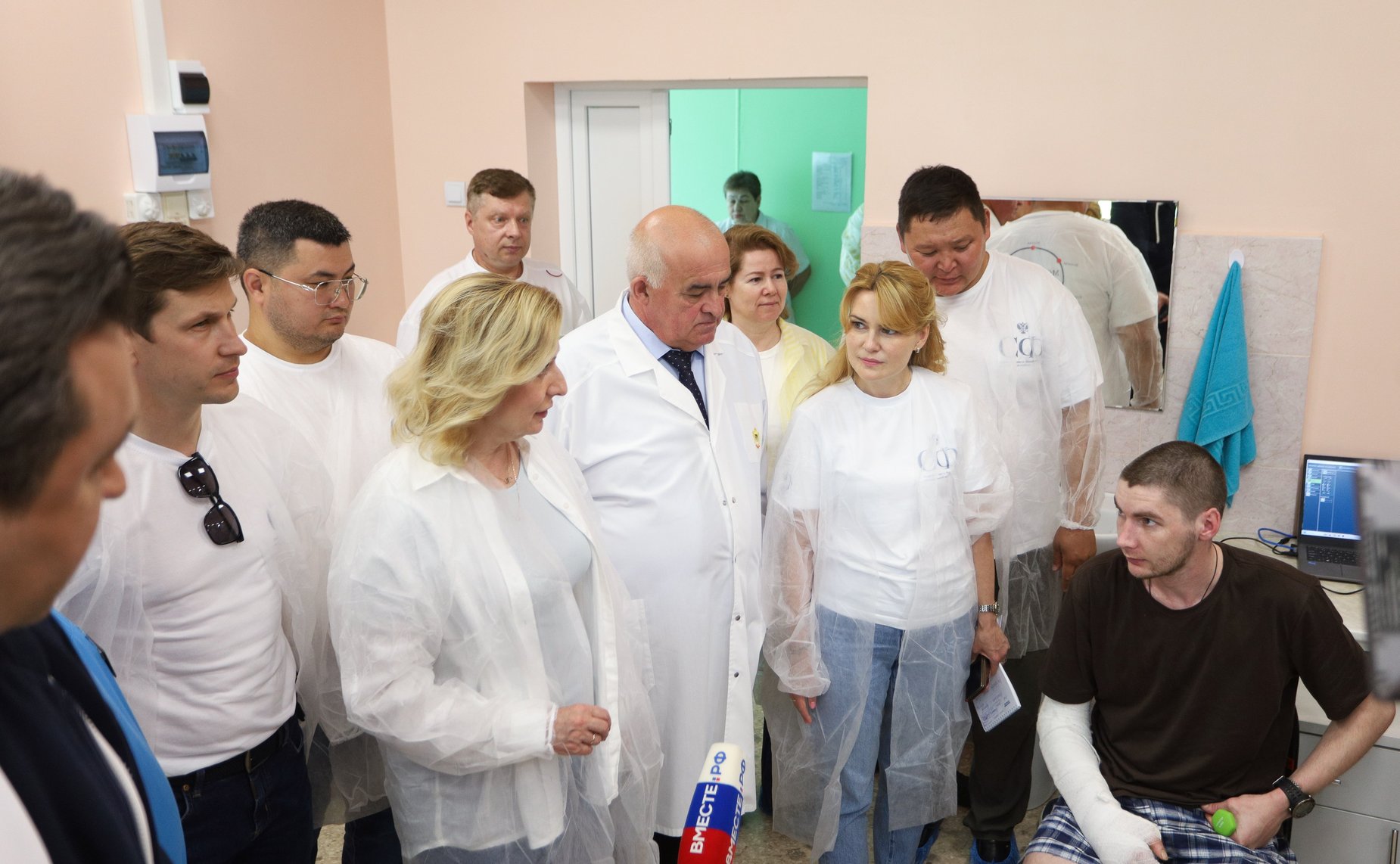 Сенаторы совместно с губернатором Костромской области Сергеем Ситниковым посетили Костромской областной госпиталь для ветеранов войн