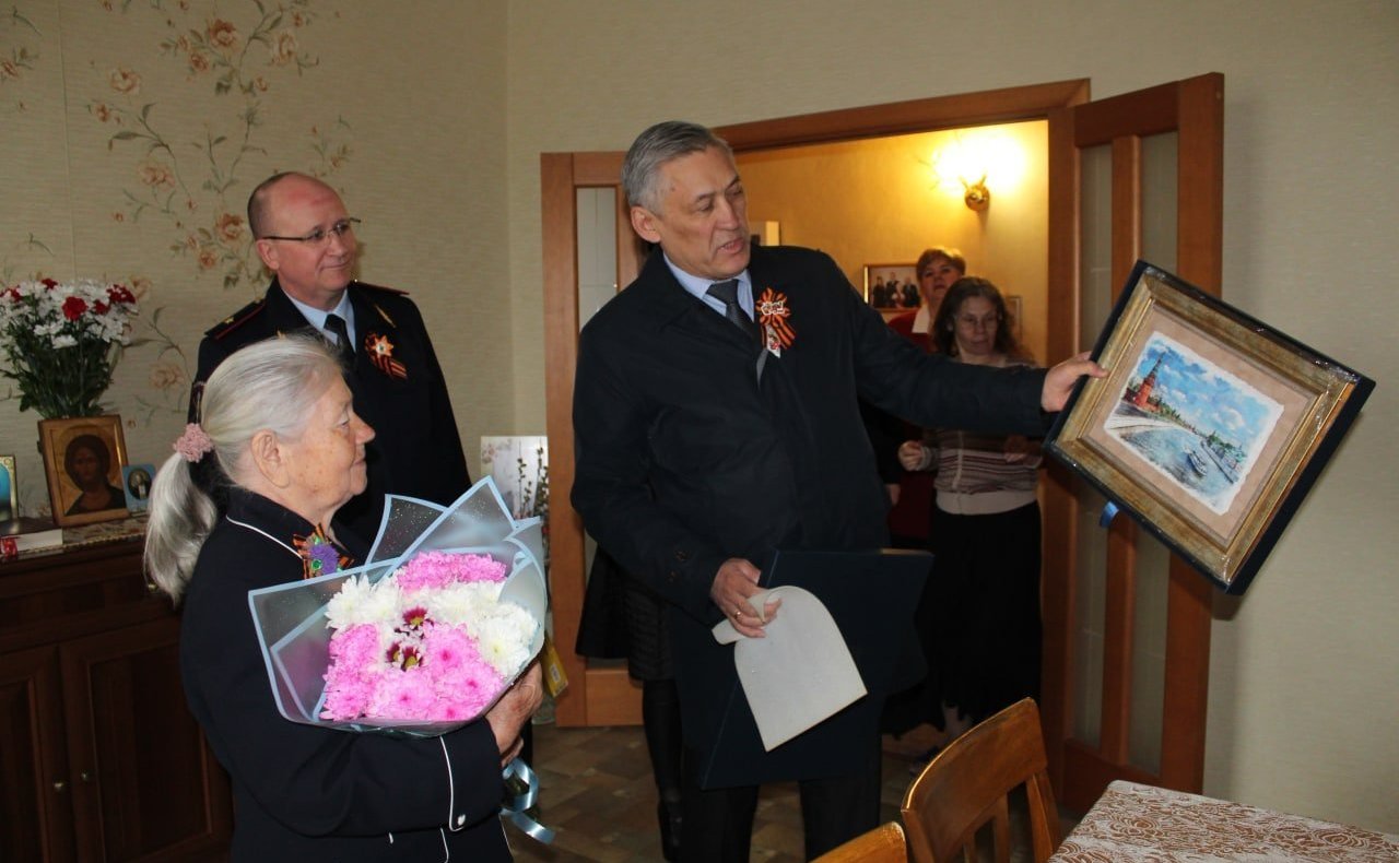 Юрий Валяев передал потомкам ветерана Великой Отечественной войны М. Паздникова удостоверение к государственной награде «За отвагу»