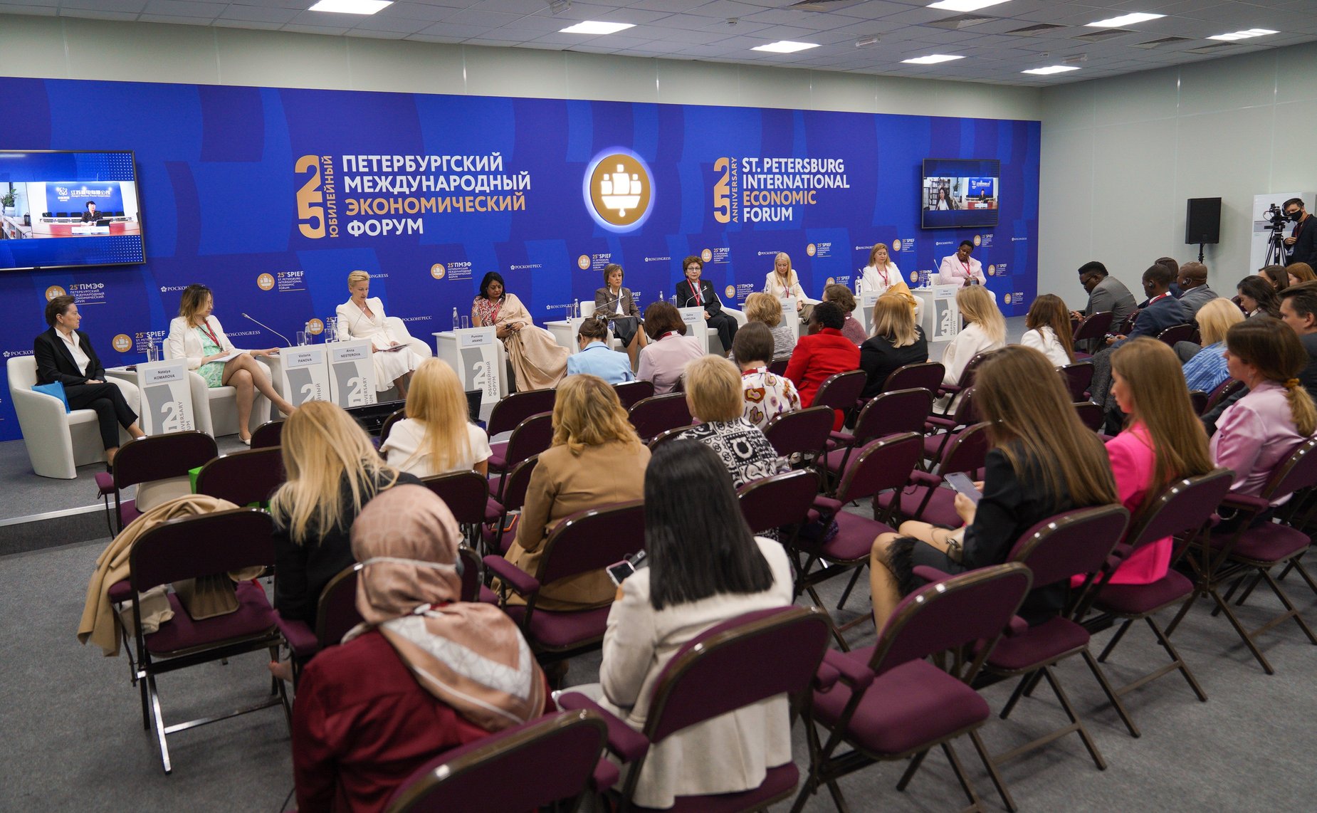 Галина Карелова приняла участие в сессии «Международная кооперация женщин: потенциал и перспективы» в рамках ПМЭФ