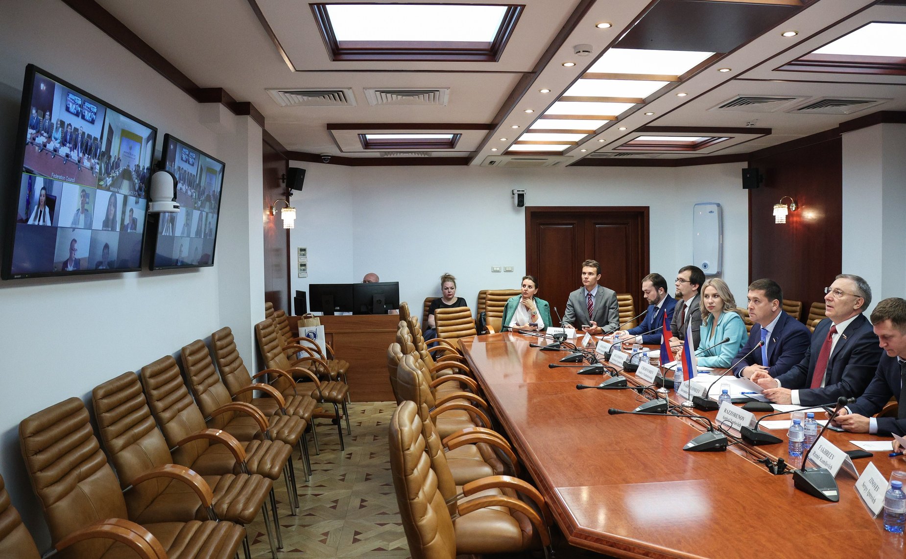 Первый заместитель председателя Комитета СФ по социальной политике Александр Варфоломеев провел встречу членов Палаты молодых законодателей с молодыми парламентариями Лаосской Народно-Демократической Республики