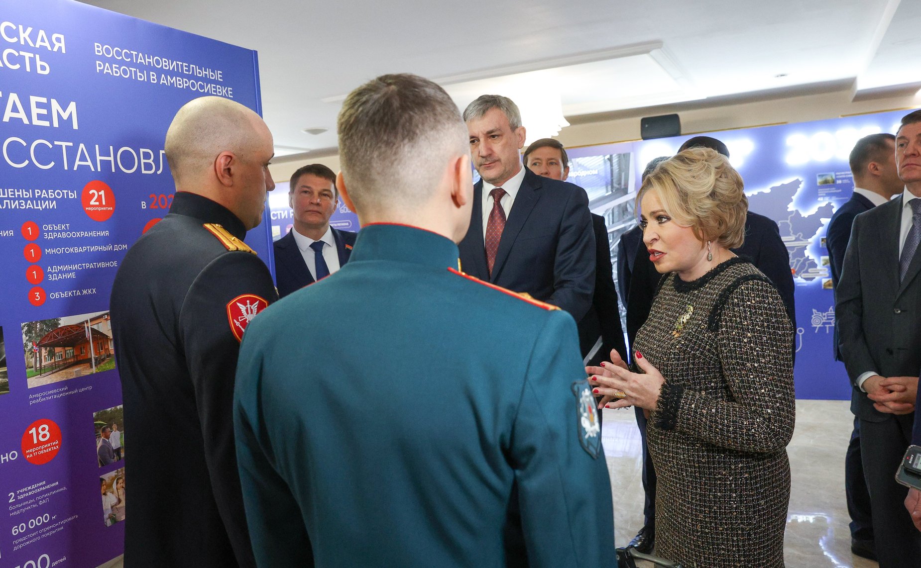 Валентина Матвиенко и Василий Орлов осмотрели выставку, посвященную истории и перспективным направлениям развития Амурской области