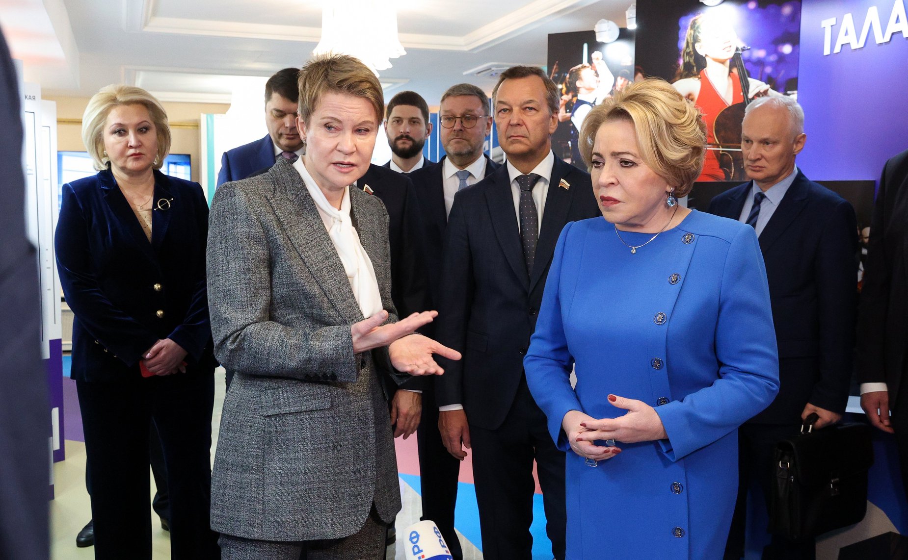 Валентина Матвиенко и Елена Шмелева посетили выставку, рассказывающую об Образовательном центре «Сириус» и перспективах его развития