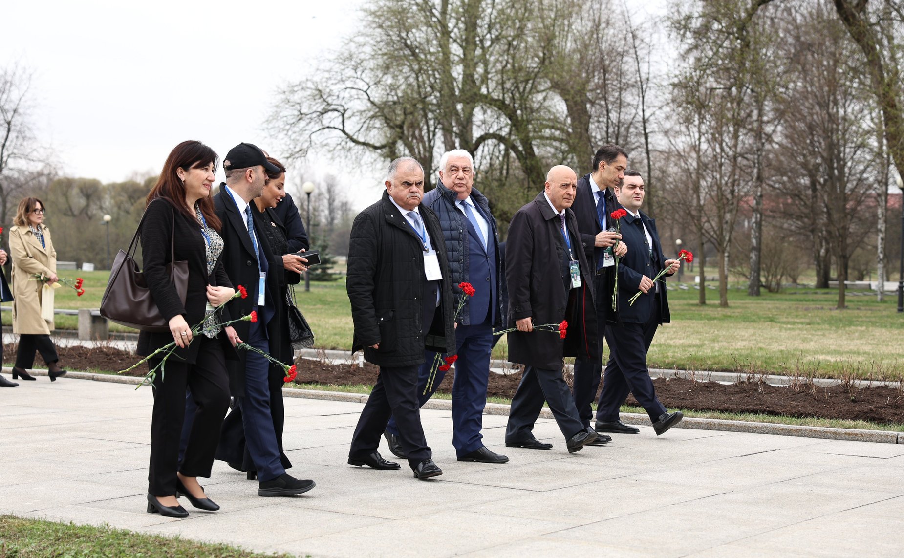 Делегации стран-участниц Межпарламентской Ассамблеи СНГ возложили венки и цветы к Монументу «Мать-Родина» на Пискаревском мемориальном кладбище, а также к памятным плитам государств на Аллее Памяти