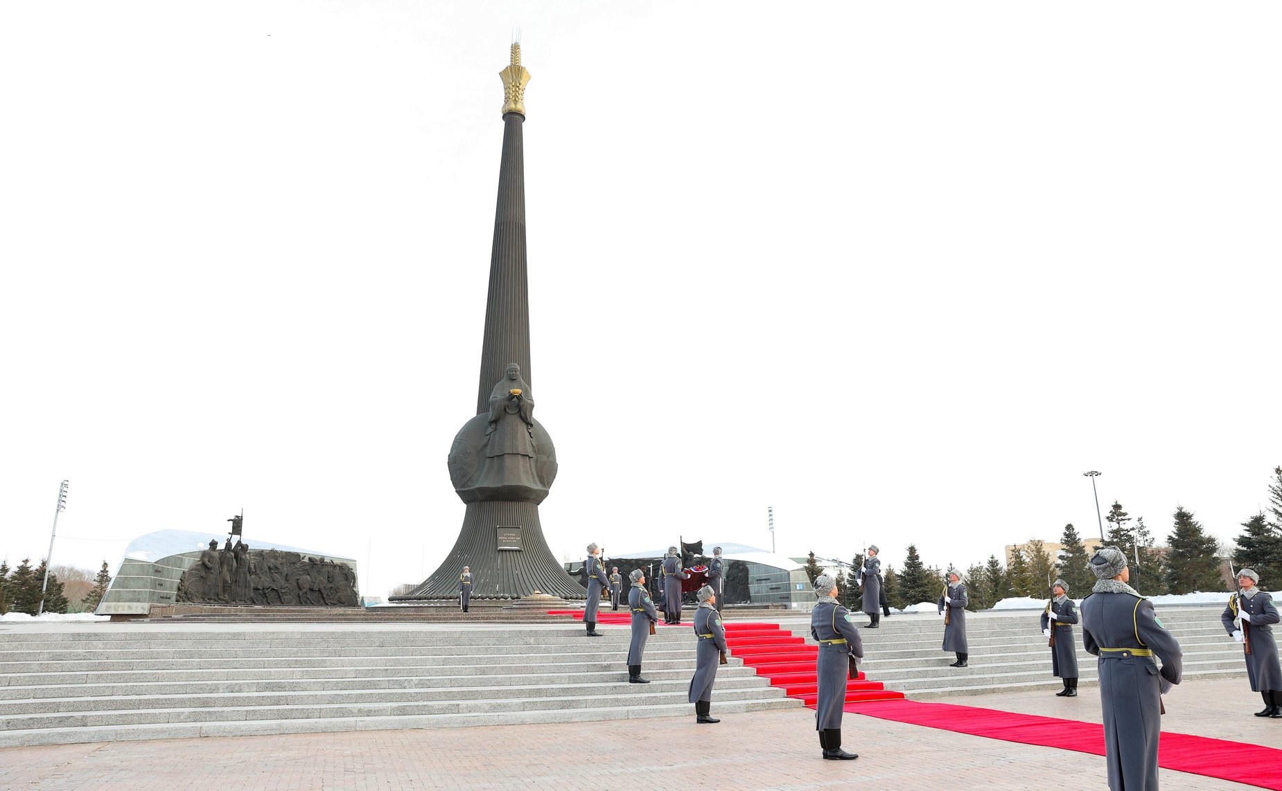 Церемония возложения венка к Монументу защитникам Отечества. Официальный визит делегации Совета Федерации во главе с Председателем СФ Валентиной Матвиенко в Республику Казахстан