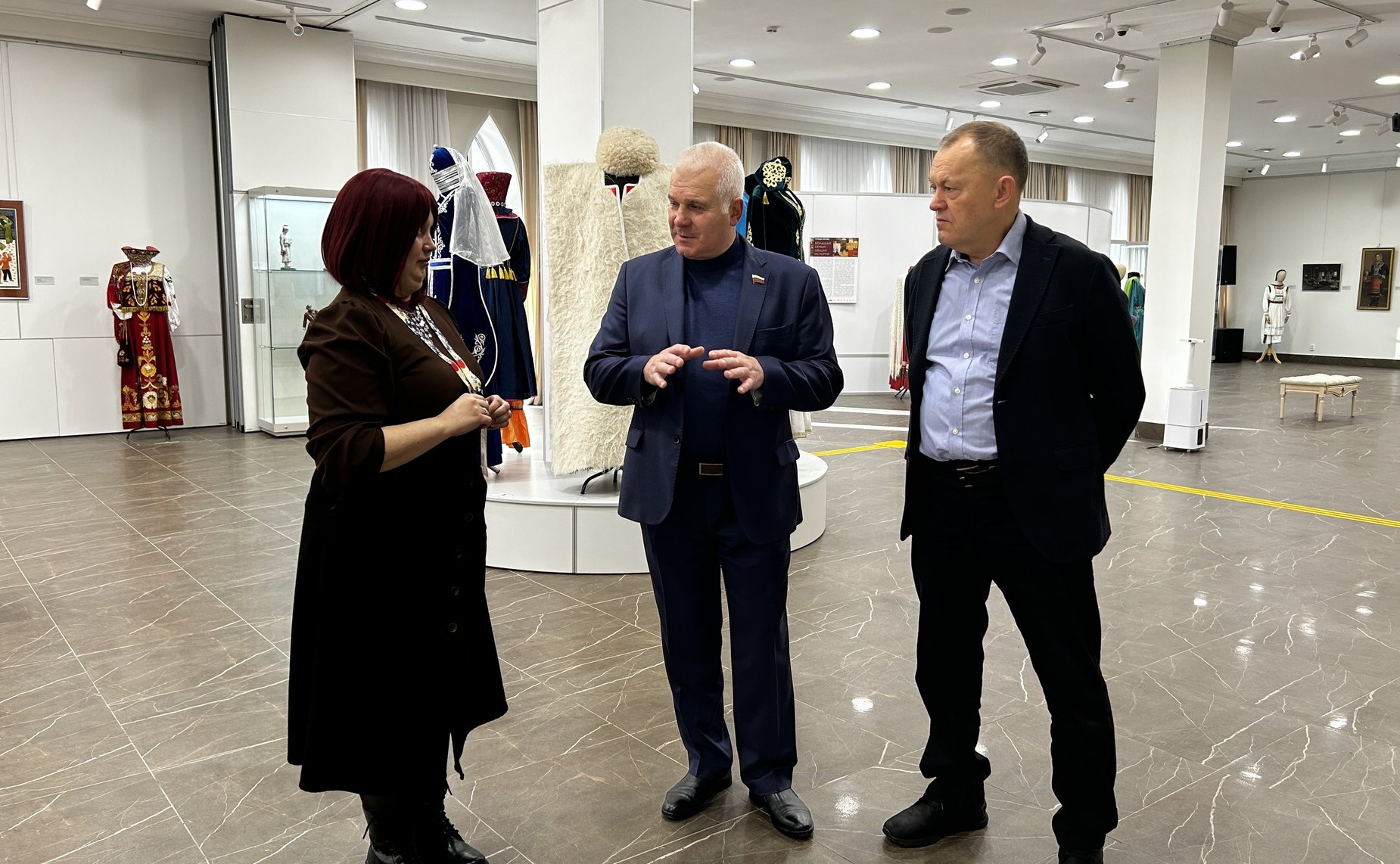 Сергей Мартынов посетил экспозицию выставки «Народы России. Большая семья – общая история», открывшуюся в Республике Марий Эл