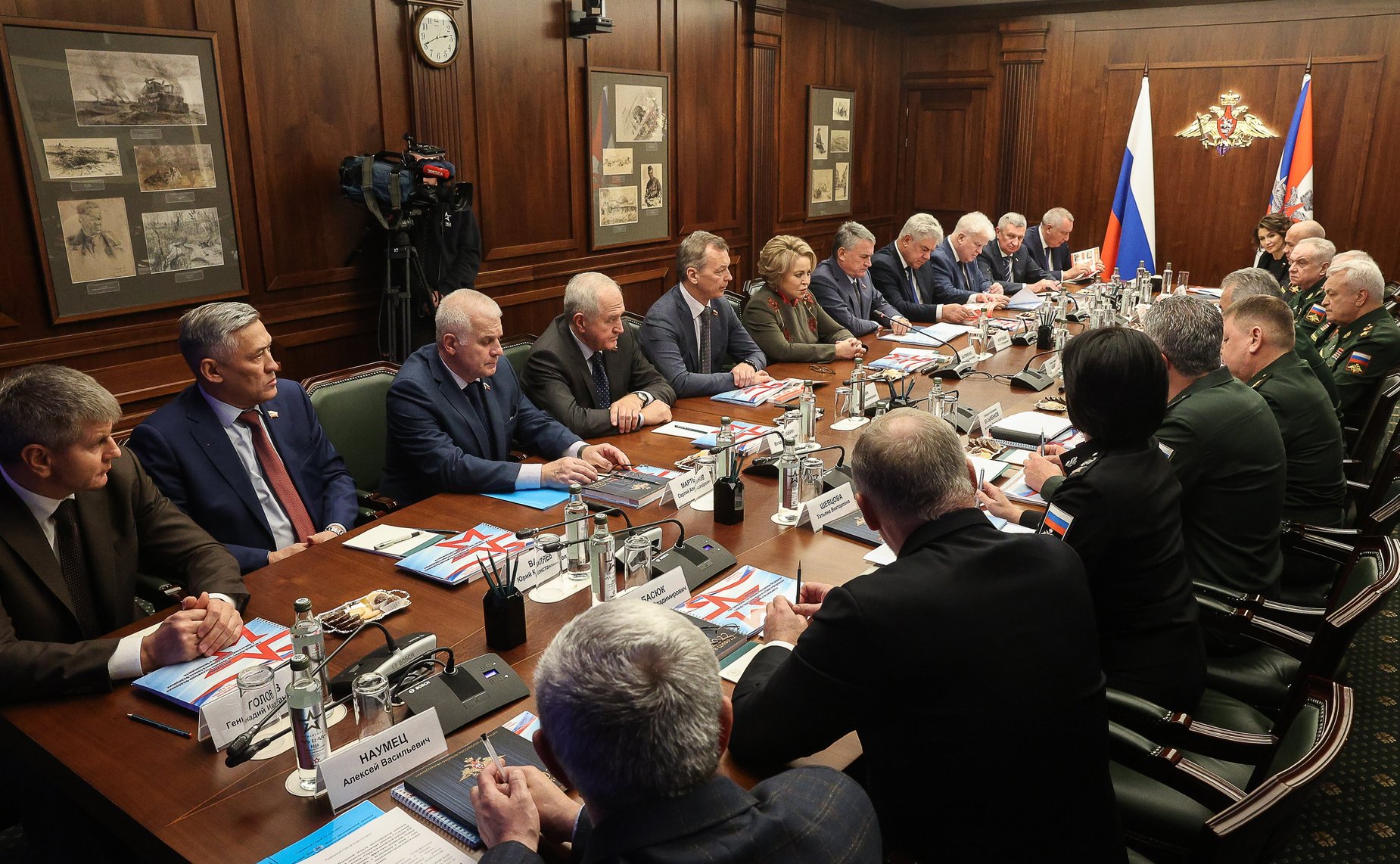 По приглашению Министра обороны РФ генерала армии Сергея Шойгу Председатель Совета Федерации Валентина Матвиенко и Комитет СФ по обороне и безопасности провели выездное совещание в Минобороны России