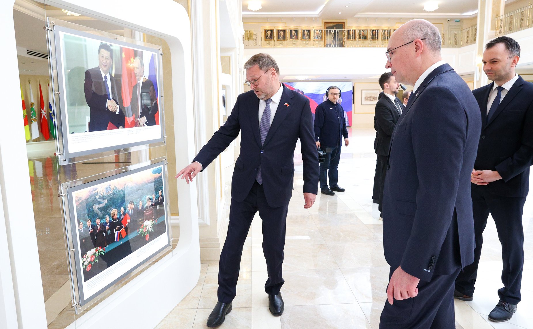 Валентина Матвиенко и Чжао Лэцзи осмотрели фотовыставку «Нерушимая дружба великих народов, стратегическое партнерство великих держав»