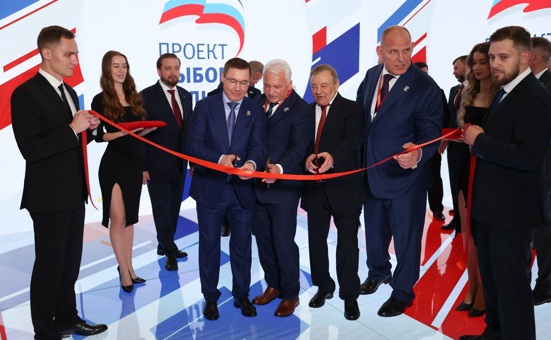 Владимир Якушев открыл работу стенда проекта «Выбор сильных» на площадке ПМЭФ (Фото «Единая Россия»)