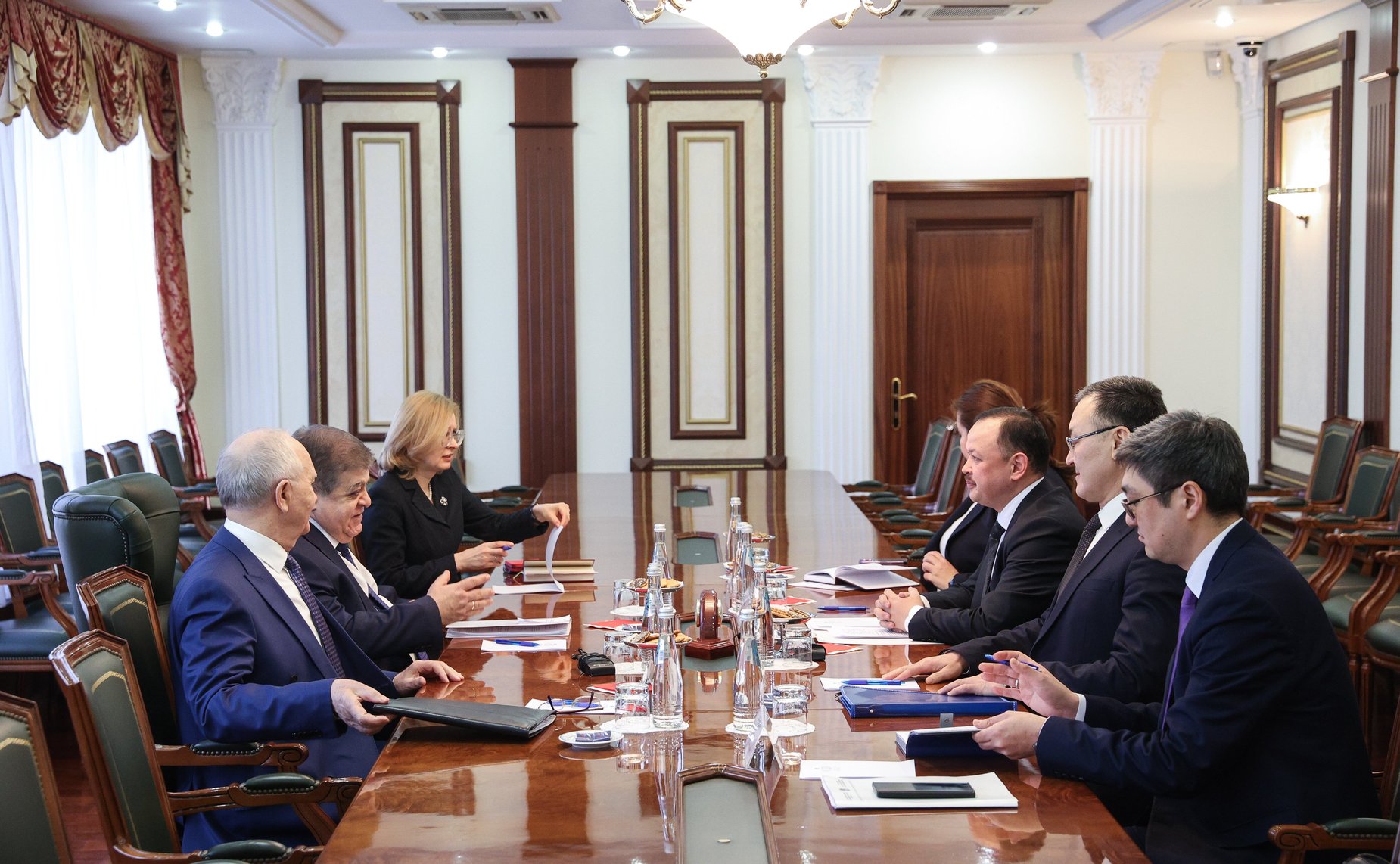 Владимир Джабаров провел встречу с председателем Комитета Жогорку Кенеша Киргизской Республики по международным делам, обороне, безопасности и миграции Уланом Примовым