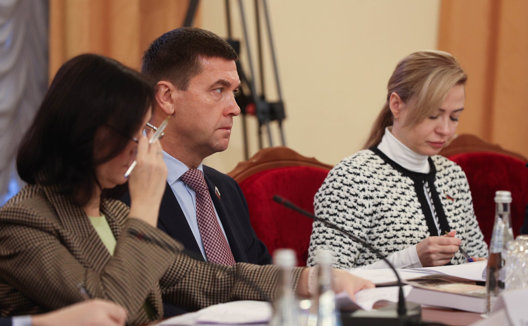 Заседание парламентской комиссии по расследованию преступных действий в отношении несовершеннолетних со стороны киевского режима