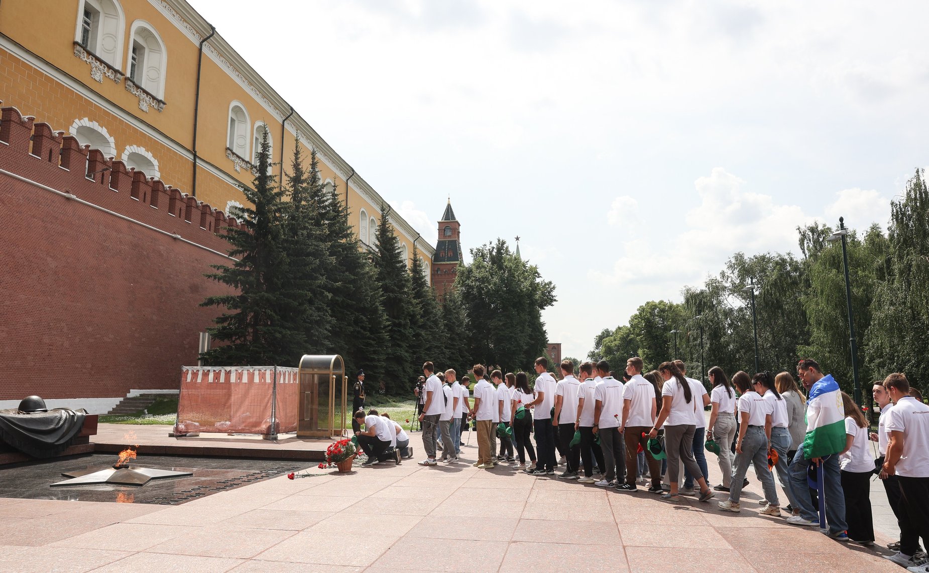 Участники проекта «Поезд памяти» 2023 года возложили цветы к Могиле Неизвестного Солдата в Александровском саду