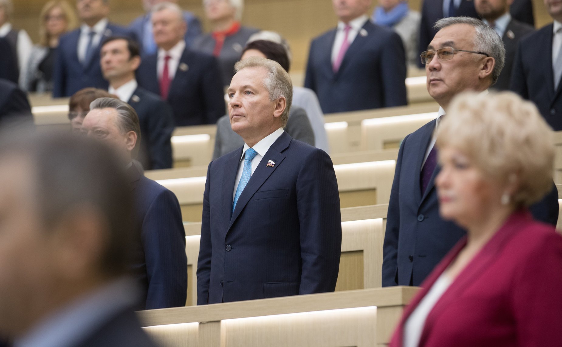 Сенаторы слушают гимн России перед началом 433-го заседания Совета Федерации