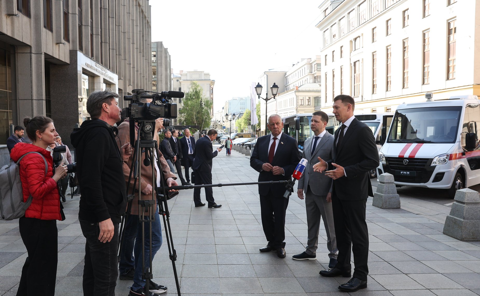 Осмотр участниками «встречи Председателя СФ с тружениками социальной сферы села» специальной техники