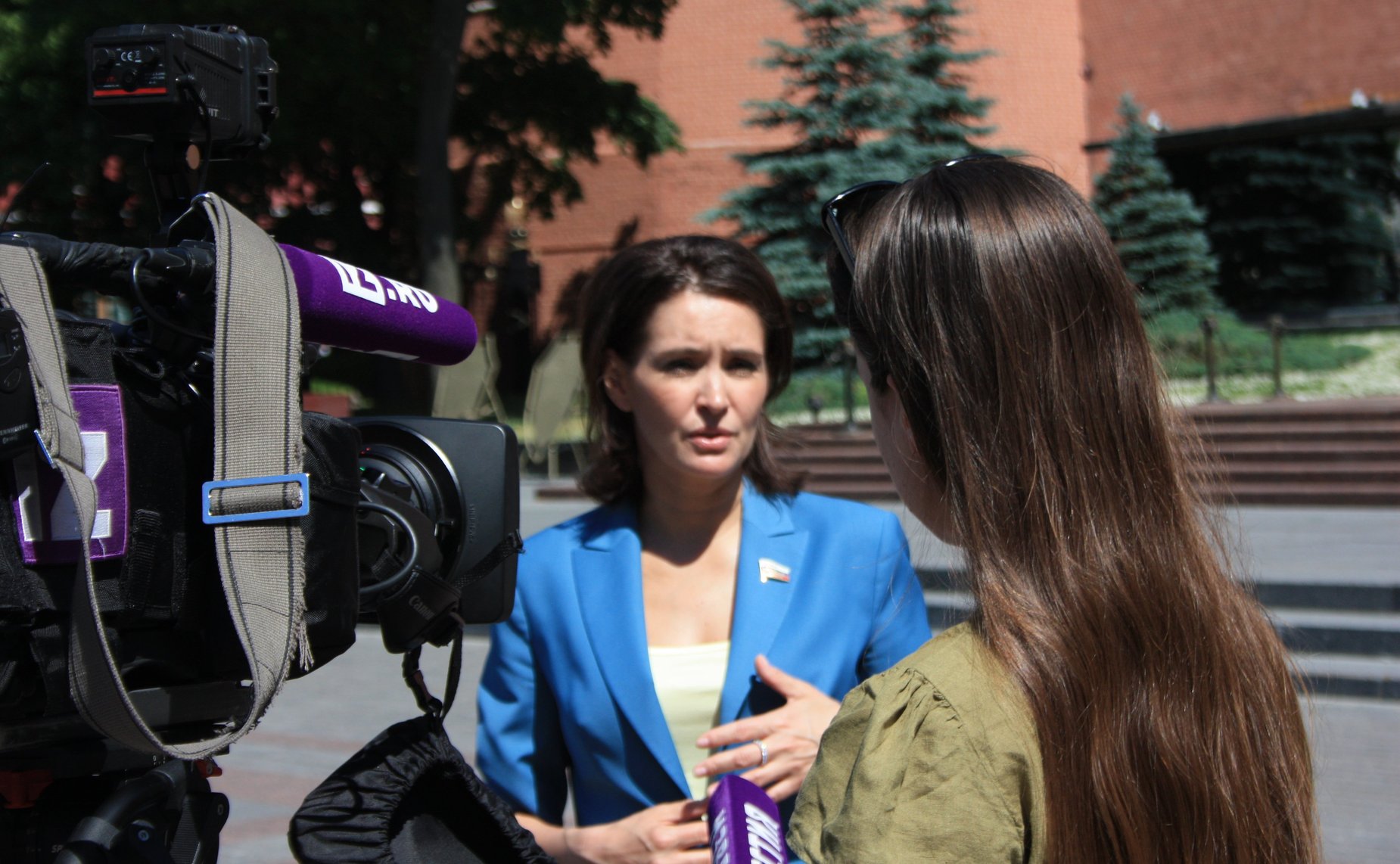 Маргарита Павлова в годовщину создания Государственного Комитета обороны СССР возложила цветы к могиле Неизвестного Солдата у Кремлевской стены в Александровском саду