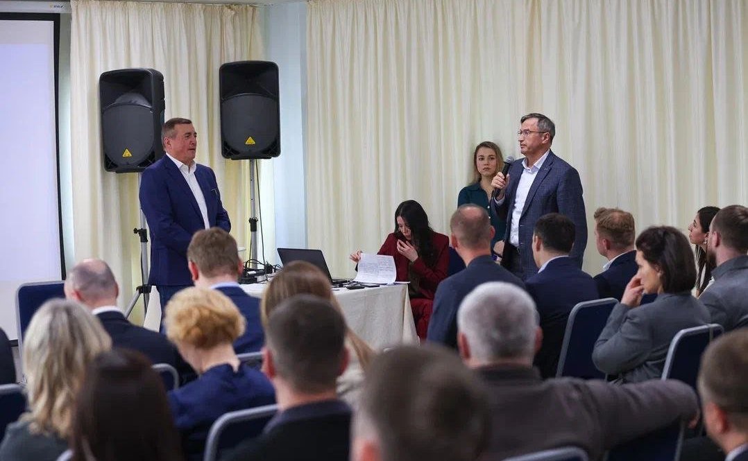 Андрей Хапочкин обсудил меры поддержки рыбной отрасли на Сахалине