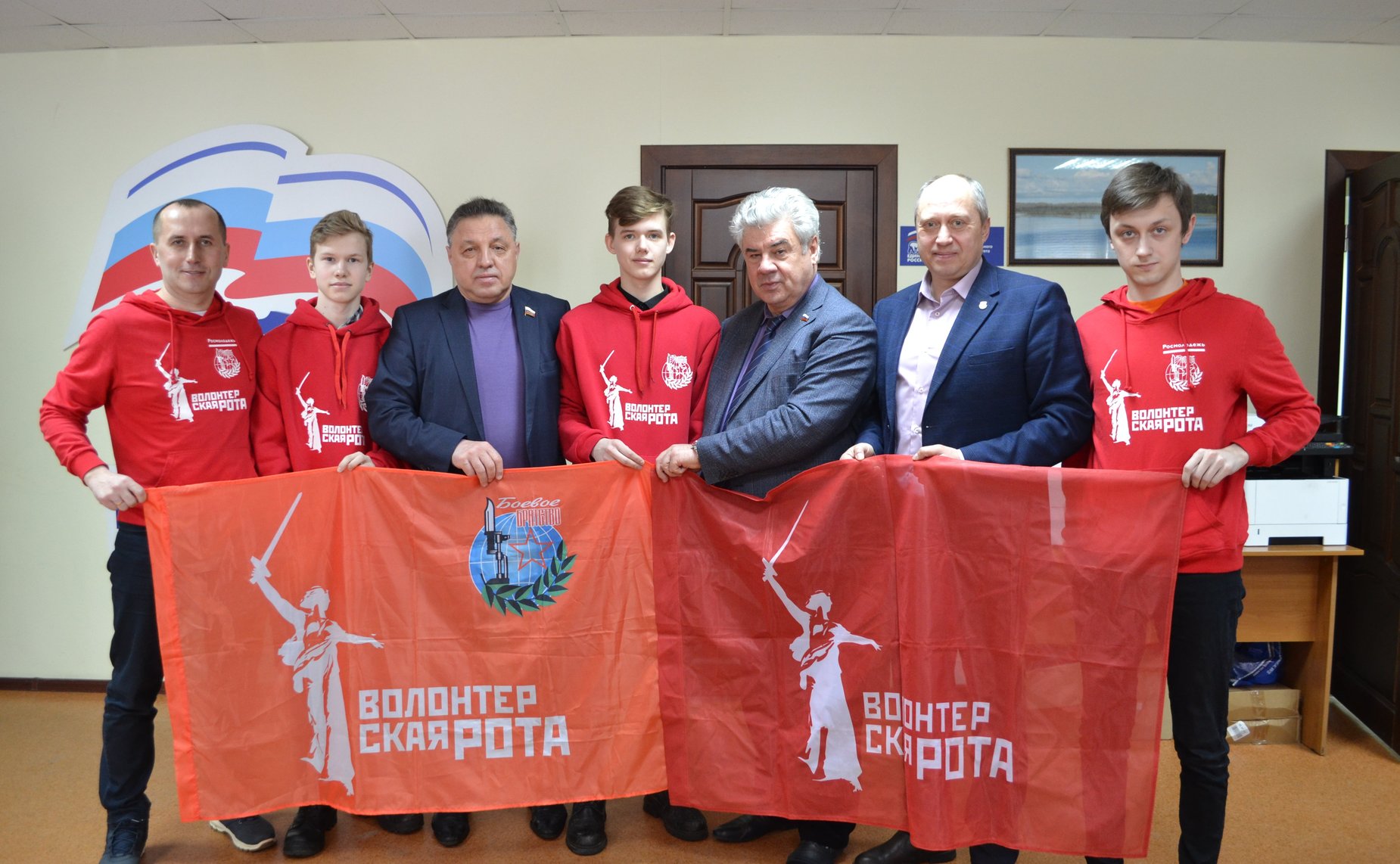 Вячеслав Тимченко и Виктор Бондарев провели встречу с кадетами Кировского пожарно-спасательного юридического полицейского колледжа и представителями волонтёрской роты «Боевого братства»