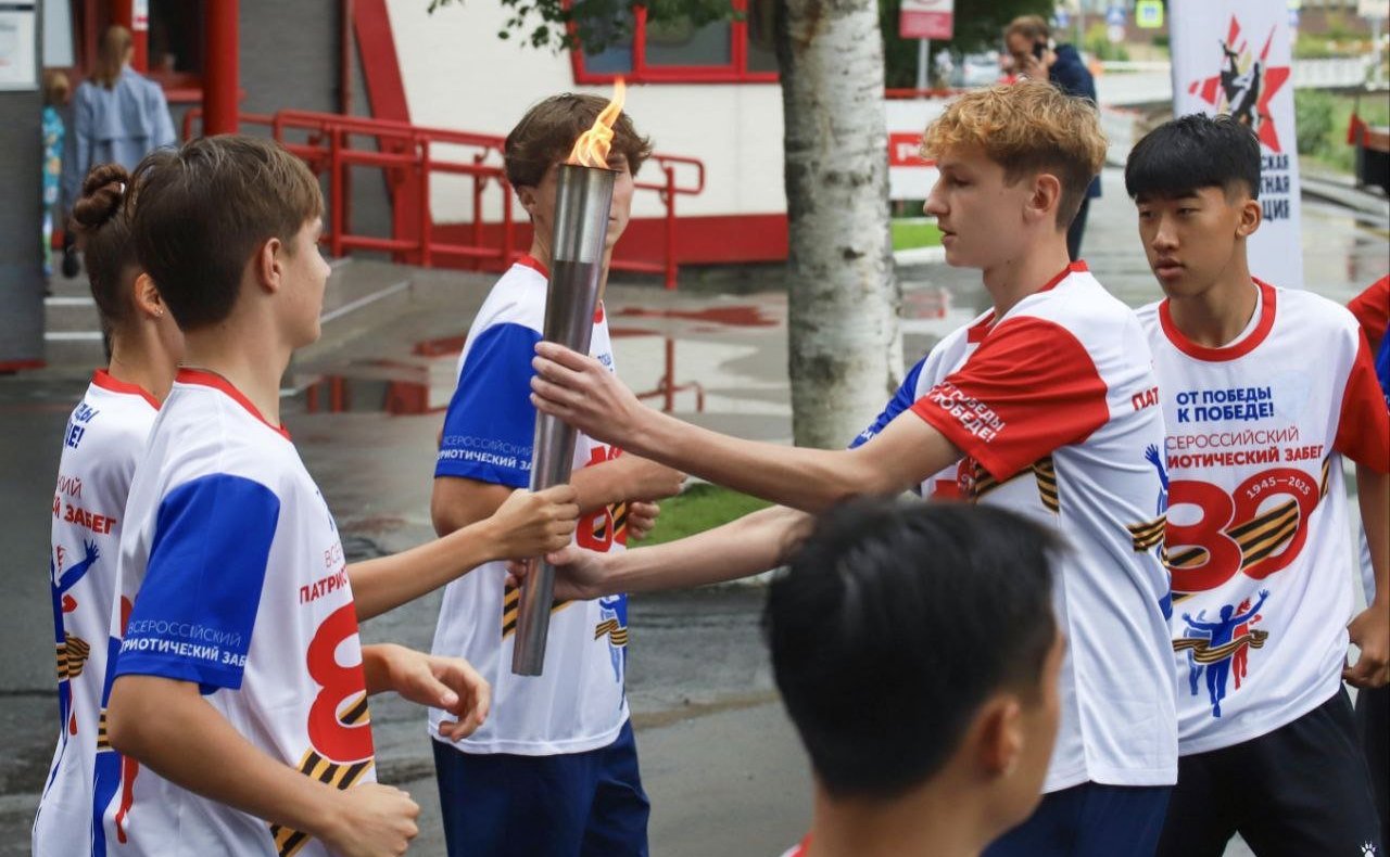 Андрей Хапочкин принял участие в церемонии старта финального этапа эстафеты «От Победы к Победе!»