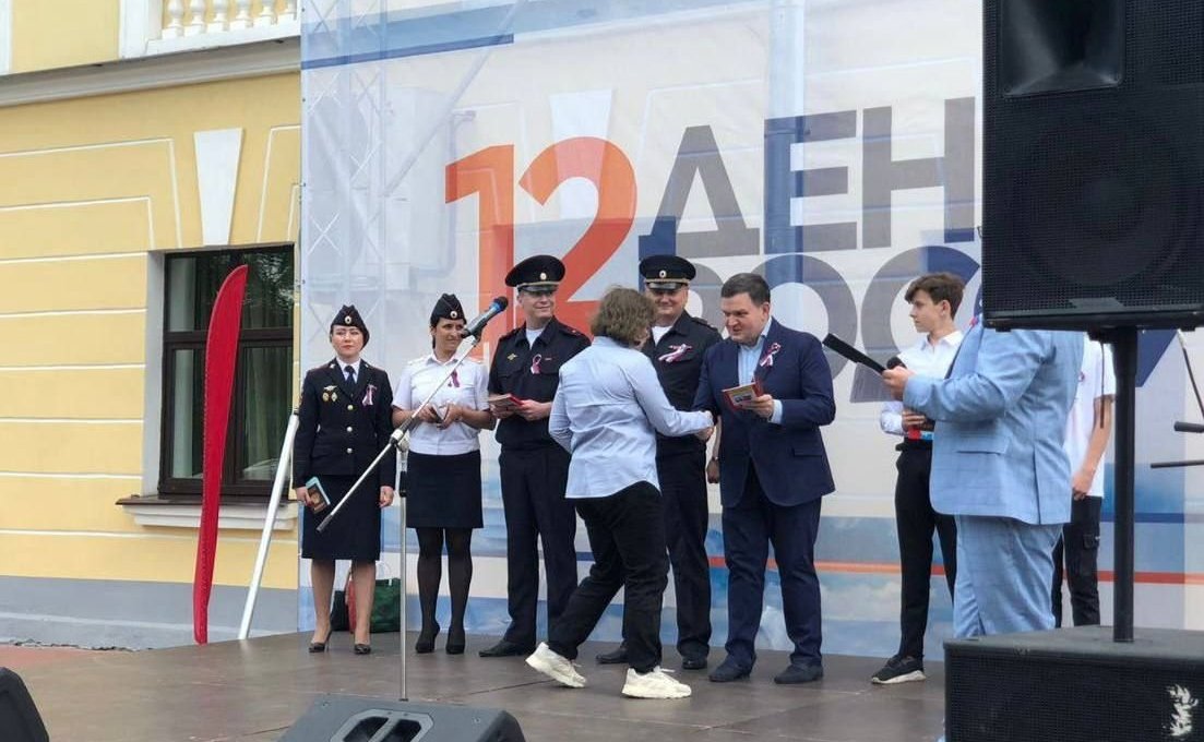 Сергей Перминов поздравил земляков в День России и вручил гатчинцам первые паспорта