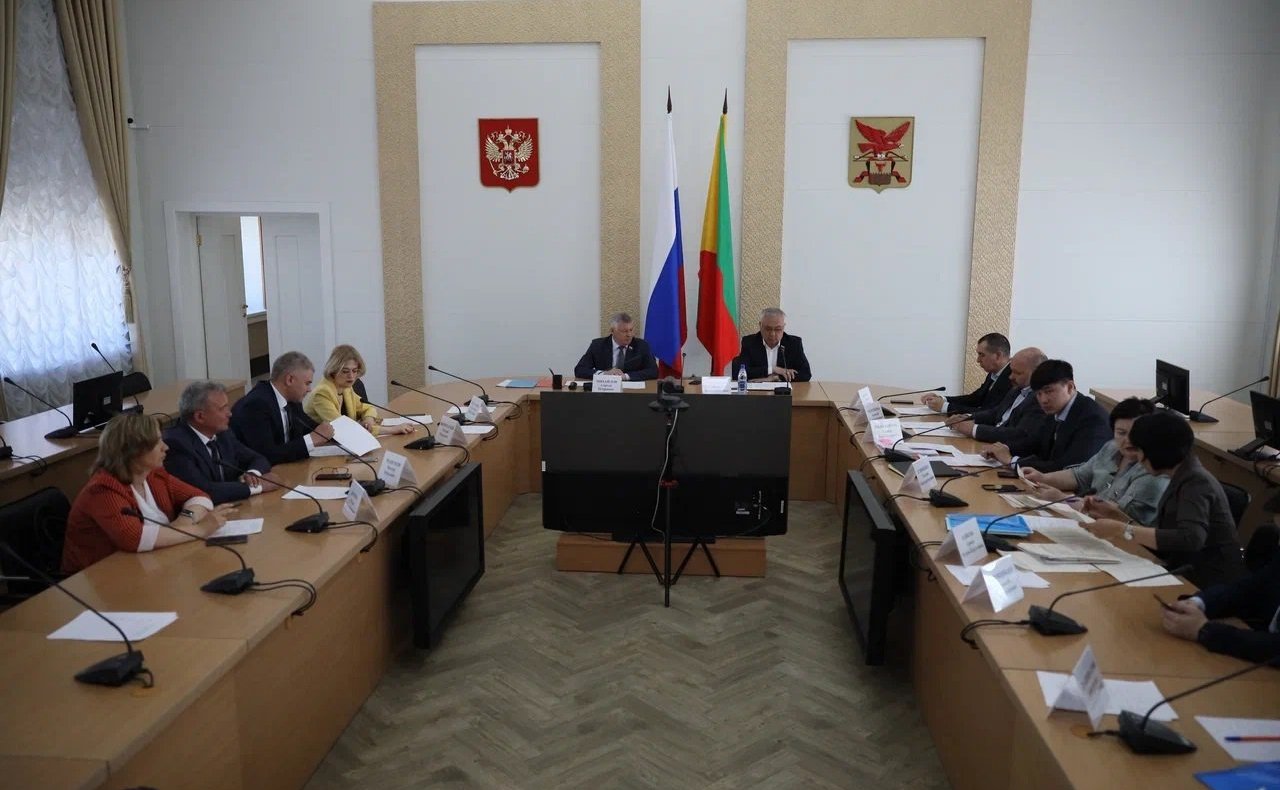 Баир Жамсуев и Сергей Михайлов провели совещание, на котором обсудили вопросы строительства школ и детских садов в регионе