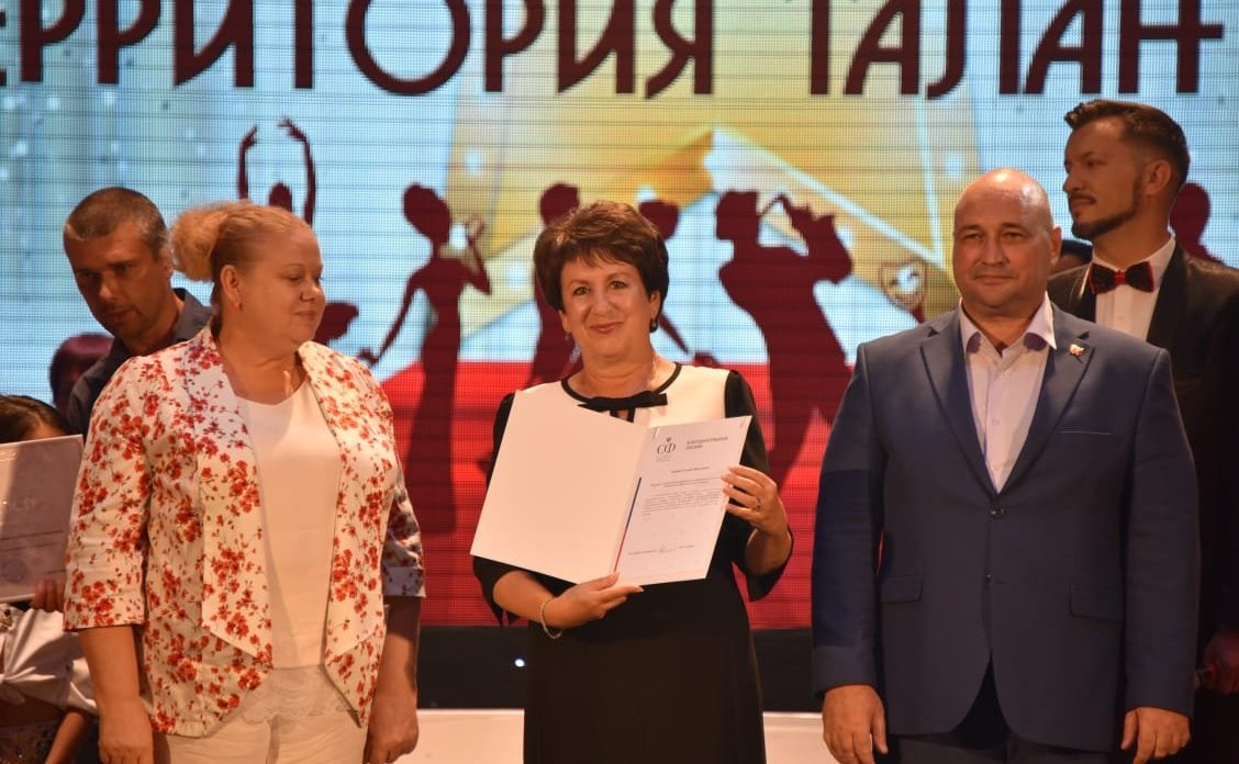 Екатерина Алтабаева вручила благодарности Председателя СФ севастопольскому коллективу ДКР