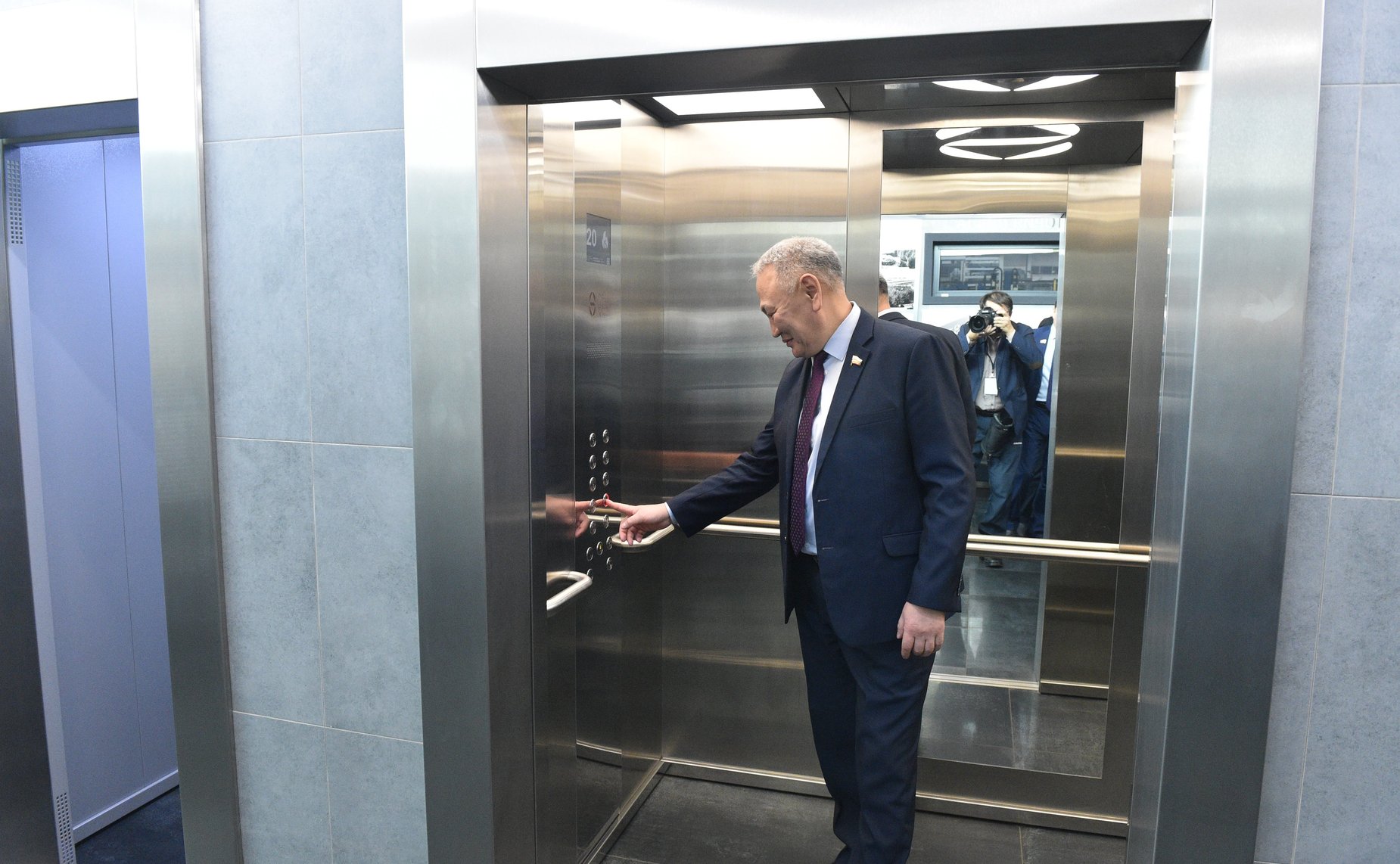 Сенаторы ознакомились с предприятием по производству лифтового оборудования акционерного общества «Щербинский лифтостроительный завод»