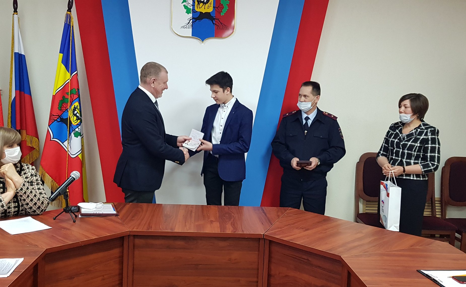 Сергей Горняков принял участие торжественной церемонии вручения паспортов гражданина России учащимся общеобразовательных школ города Урюпинска