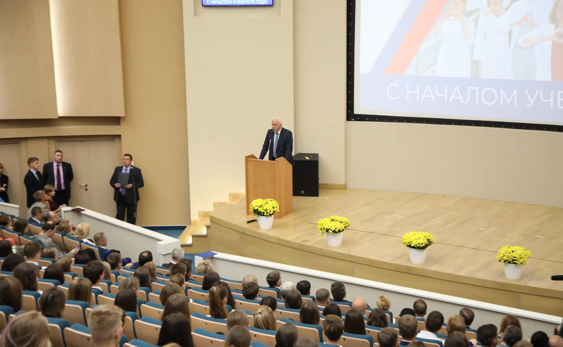 Церемония посвящения в студенты будущих врачей в Национальном медицинском исследовательском центре имени В.А. Алмазова в Санкт-Петербурге