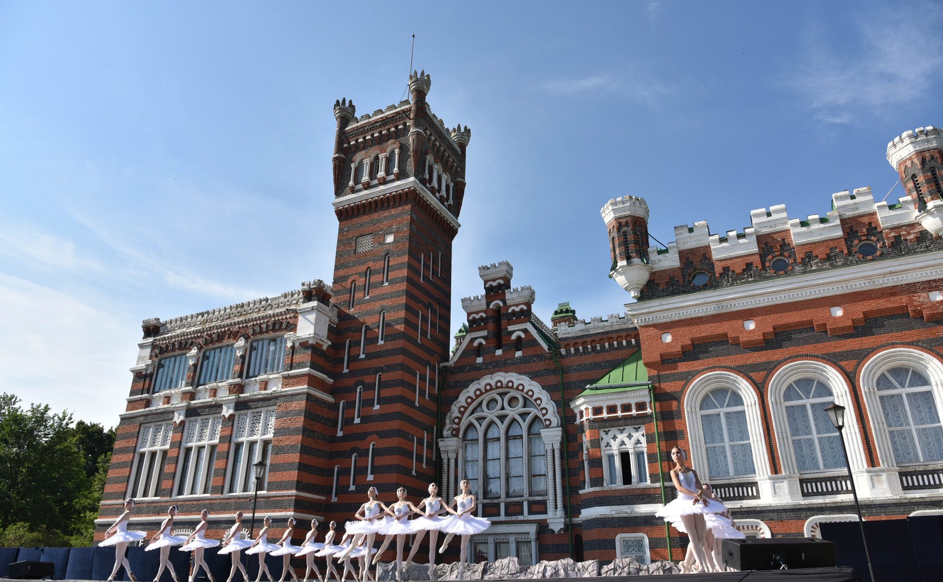 Постановка классического балета «Лебединое озеро» в исполнении труппы Марийского театра оперы и балета им. Э.Сапаева в концертном зале под открытым небом
