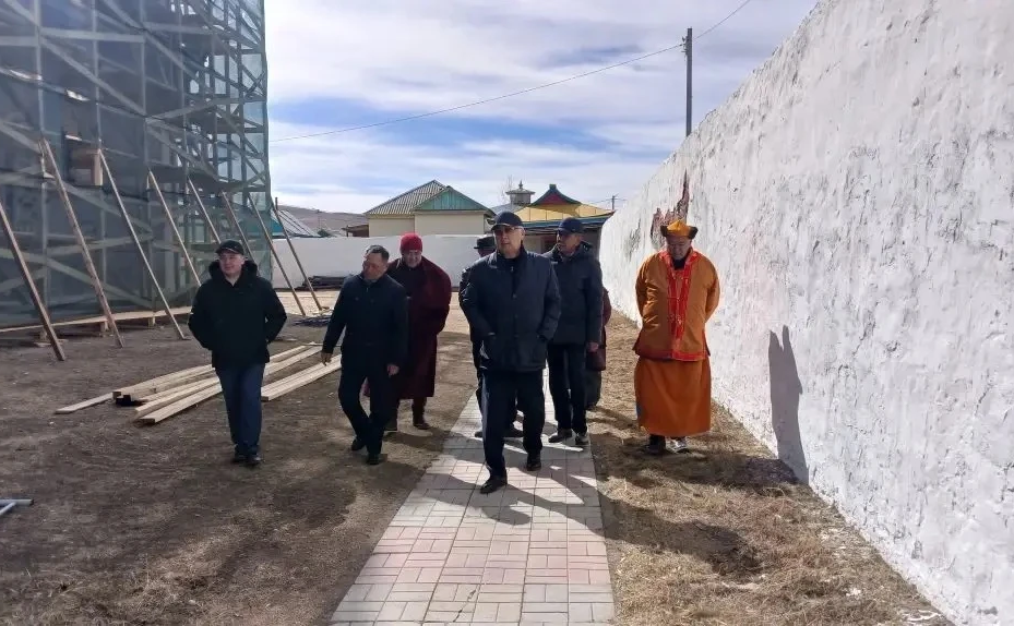 Баир Жамсуев в рамках региональной недели посетил Цугольский дацан, где оценил ход ремонтно-реставрационных работ в Согчен дугане