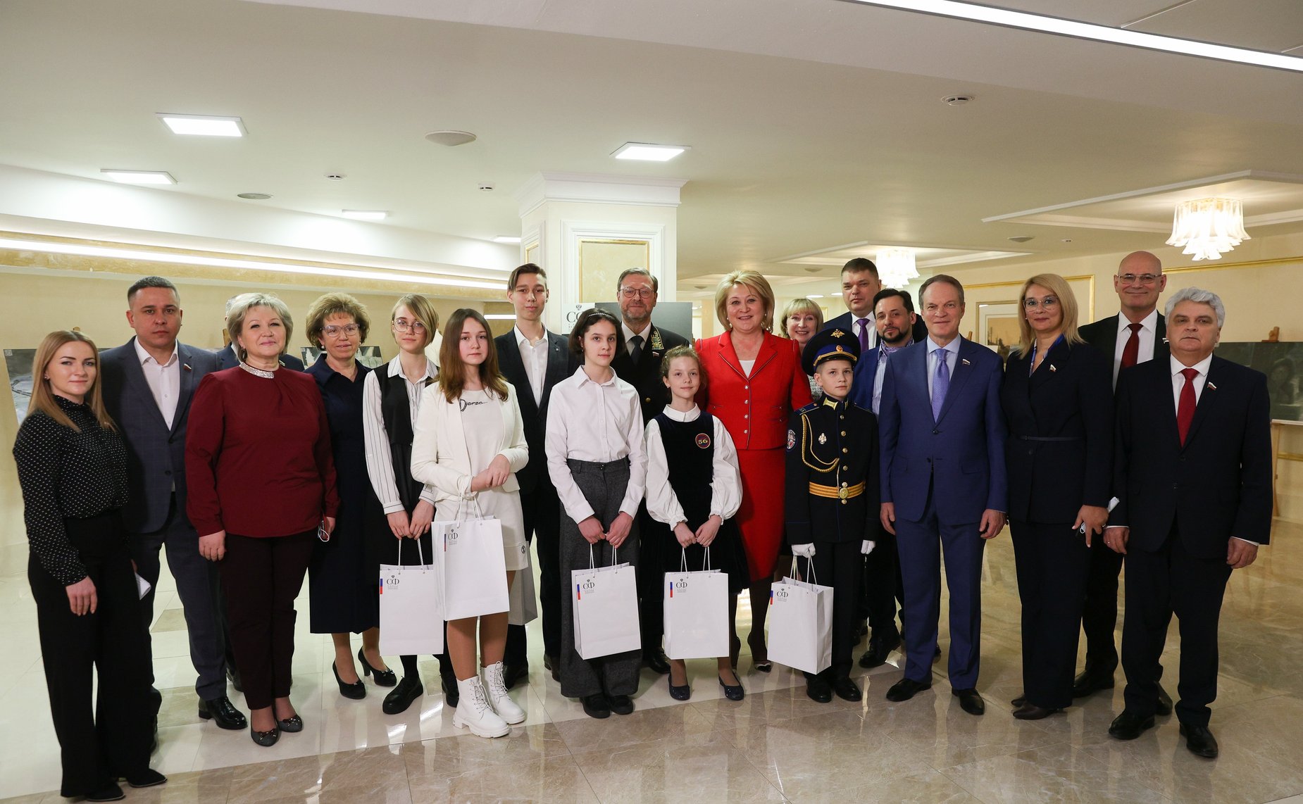 Валентина Матвиенко открыла выставку детского рисунка о легендарной полуторке, посвященной 80-летию «Дороги Жизни»