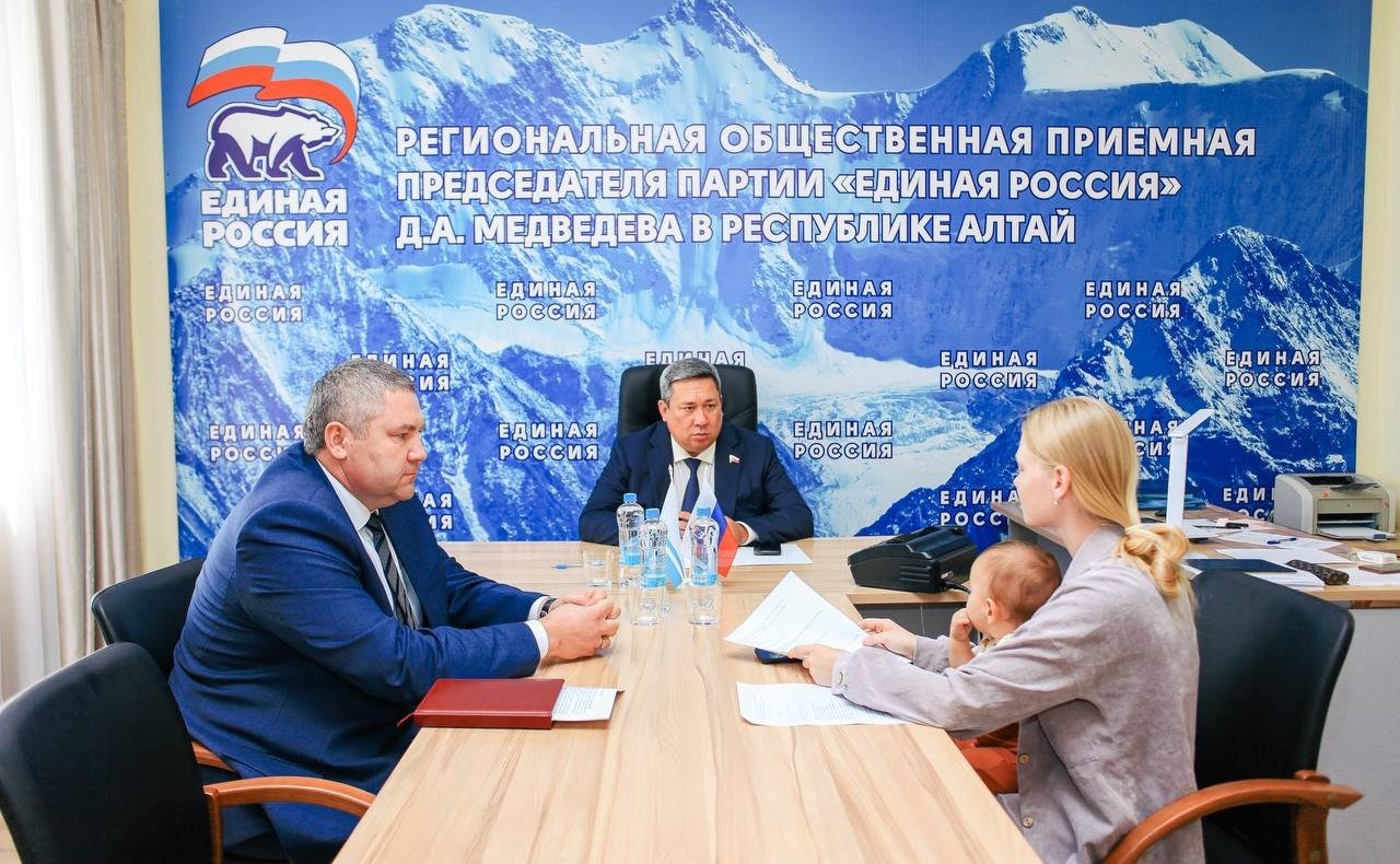 Владимир Полетаев провел личный прием граждан в региональной общественной приемной в Горно-Алтайске