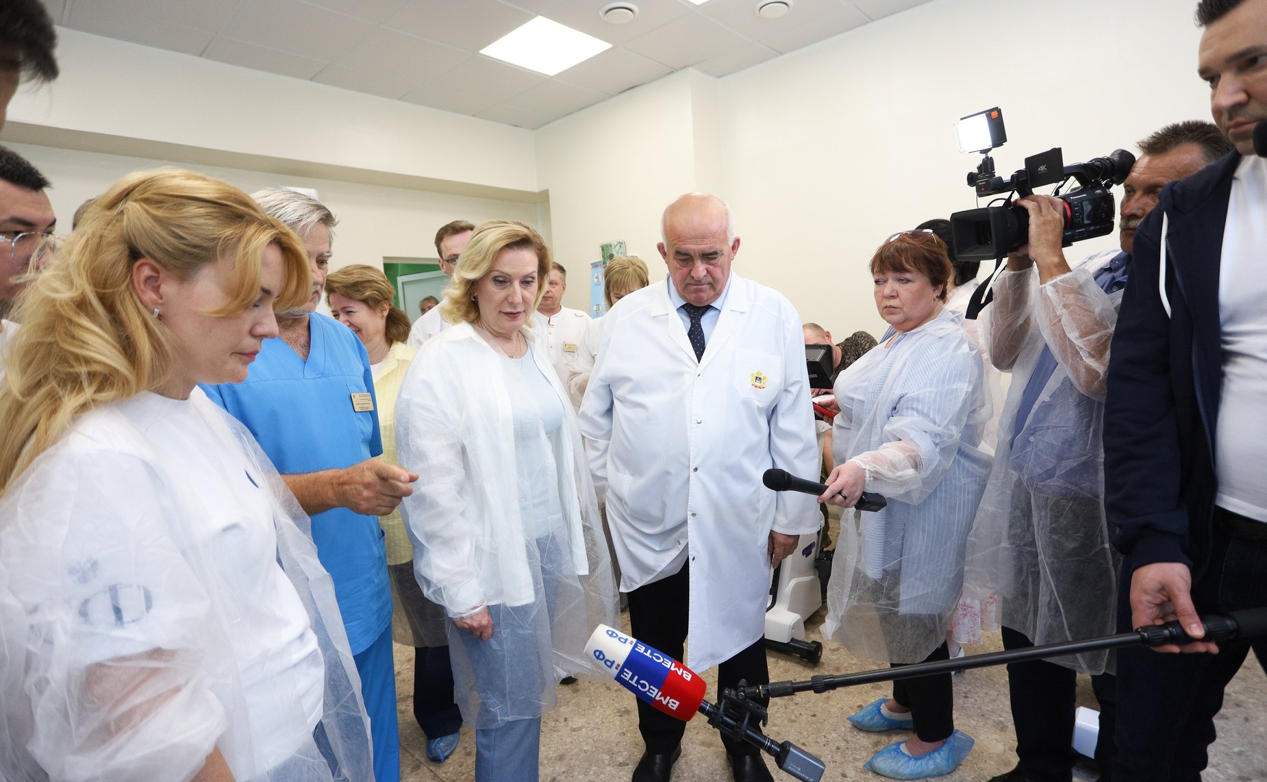 Сенаторы совместно с губернатором Костромской области Сергеем Ситниковым посетили Костромской областной госпиталь для ветеранов войн