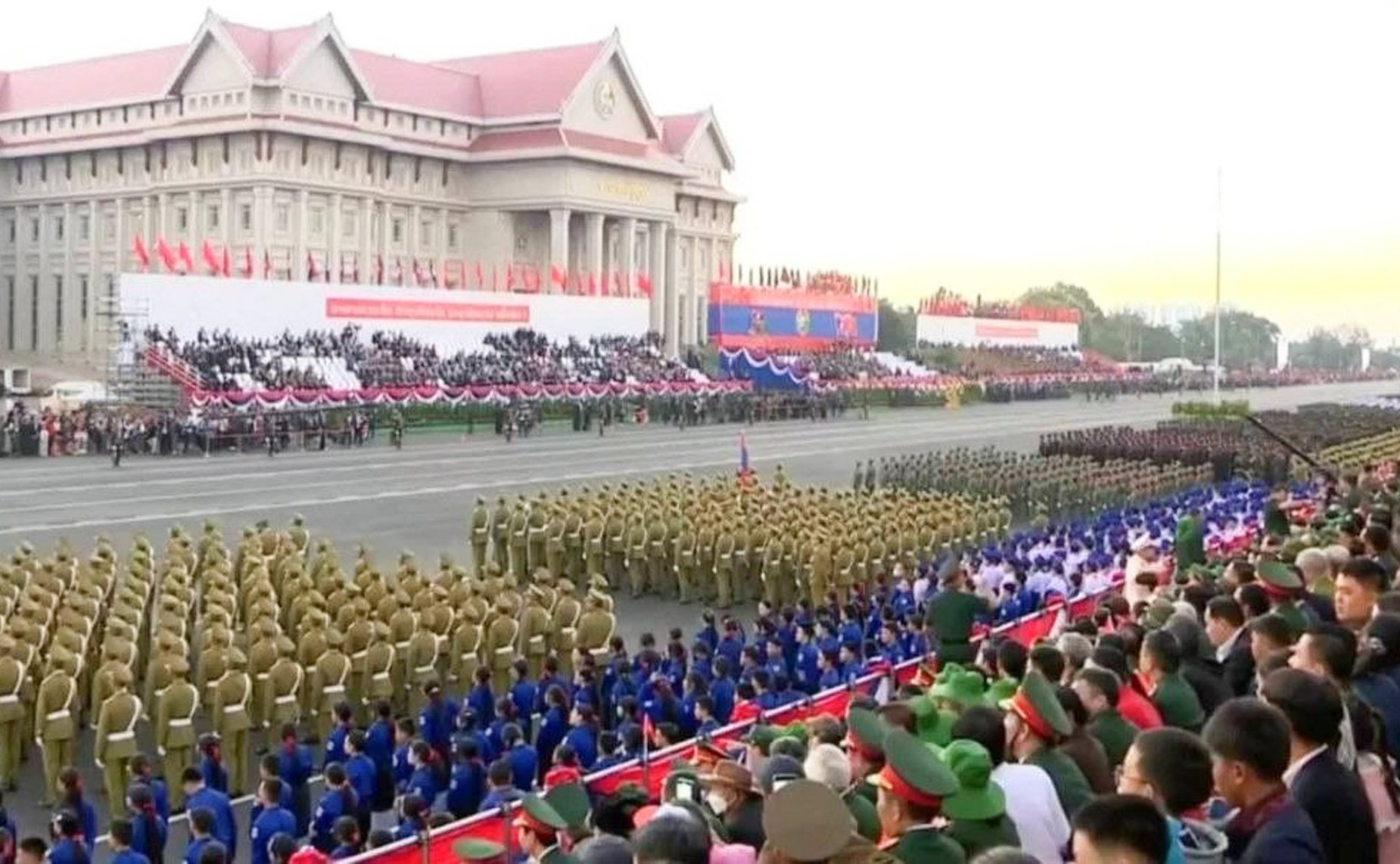 По приглашению руководства страны вице-спикер СФ Николай Журавлёв принял участие в торжественном военном параде на центральной площади Тхатлуанг