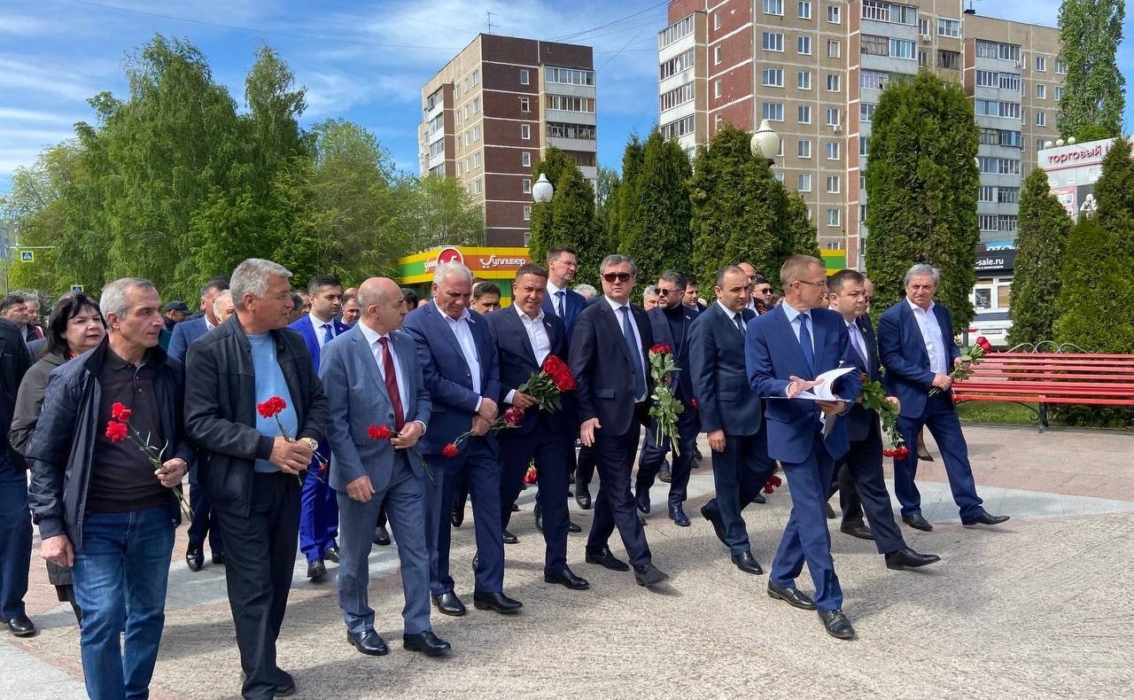 Айрат Гибатдинов вместе с членами правительства региона, делегацией из Азербайджанской Республики и регионов России почтили память бывшего Президента Азербайджана Гейдара Алиева и возложили цветы к его памятнику