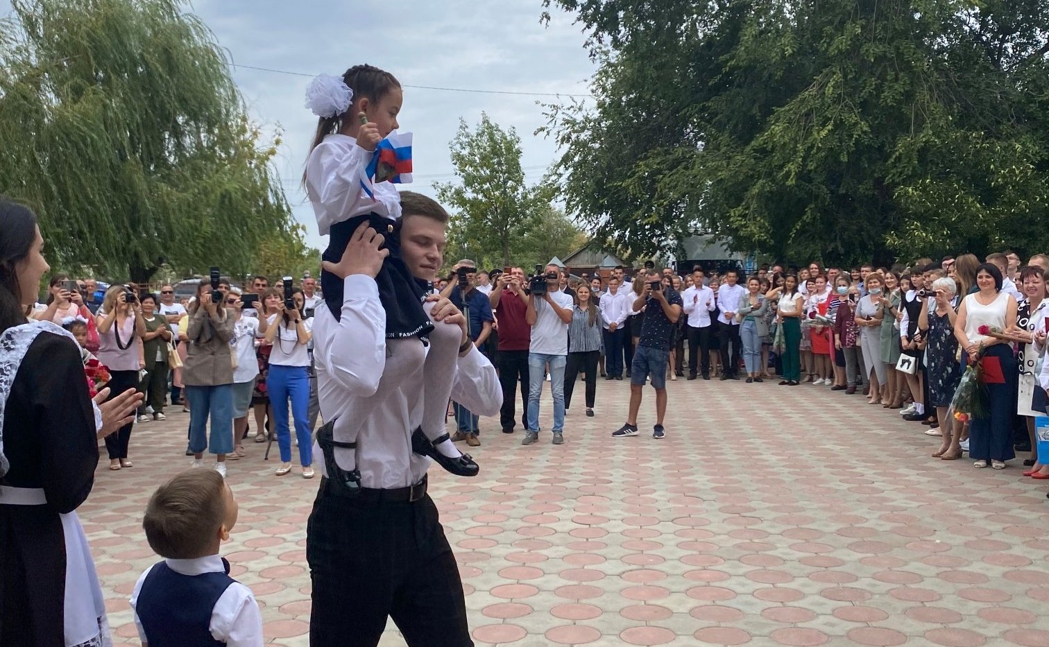 Олег Алексеев посетил ряд образовательных учреждений региона и поздравил учеников и педагогов с Днем знаний